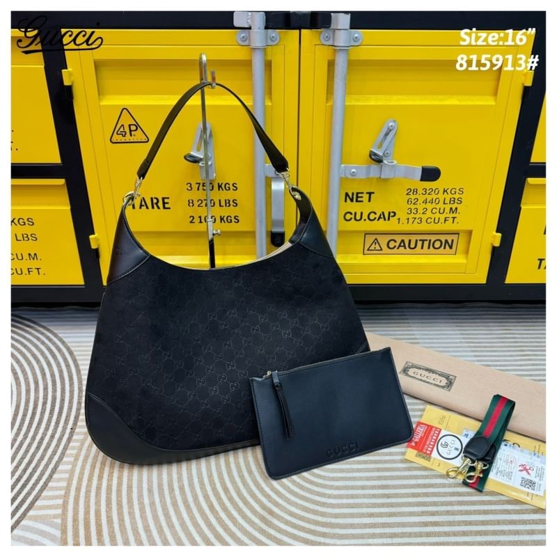 GUCCI B shoulder bag กระเป๋าสะพายไหล่รุ่นใหม่ล่าสุด ใบใหญ่จุของได้เยอะจุใจ เอาใจสายแบกแต่ยังคงความหรูมีสไตส์ในตัว ใช้ได้ทั้งชายหญิง ใบจริงสวยมาก คุ้มค่าที่สุด