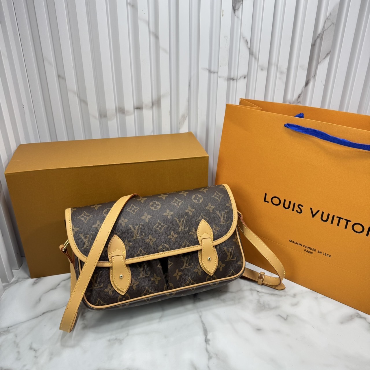 ORI หนังแท้ | LV Satchel Messenger Bag กระเป๋าสะพายทรงแมสเซนเจอร์ ดีไซน์วินเทจสุดไอคอนิกยุค'90s รังสรรค์จาก Monogram แคนวาส แต่งขอบหนัง ได้แรงบันดาลใจจากกระเป๋ารุ่น Gibecière ใช้งานในทุกวันกับทุกลุค