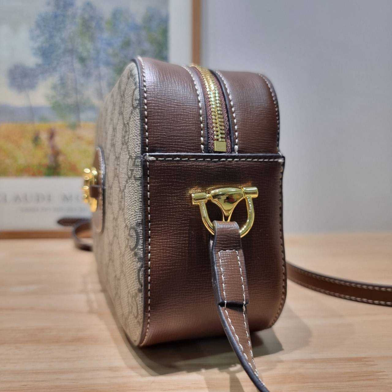 GG HORSEBIT 1955 SMALL SHOULDER BAG ที่สุดของความคลาสสิค กับกระเป๋าสะพายทรง camera ที่ใช้งานง่ายและคล่องตัว โดดเด่นด้วยอะไหล่โลโก้วินเทจเอกลักษณ์