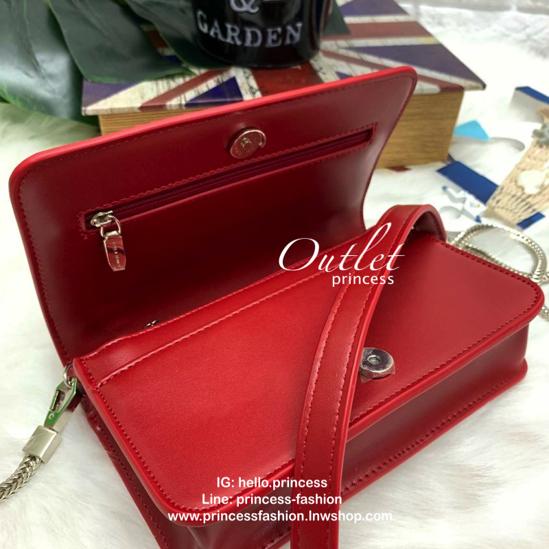 CHARLES & KEITH CHAIN DETAIL CLUTCH BAG กลับมาอีกครั้ง รุ่นขายดี สีออกใหม่ค่ะ!! กระเป๋าทรงคลัท//สะพายข้างได้ วัสดุหนังเรียบ ผิวเงา ตัวกระเป๋าแต่งอะไหล่โซ่เงินเพิ่มความเก๋เข้ามาค่ะ เปิดปิดกระเป๋าแบบกระดุมแม่เหล็ก ฝาปิดด้านบนมีช่องซิปใส่ของจุกจิกค่ะ ภายในมี