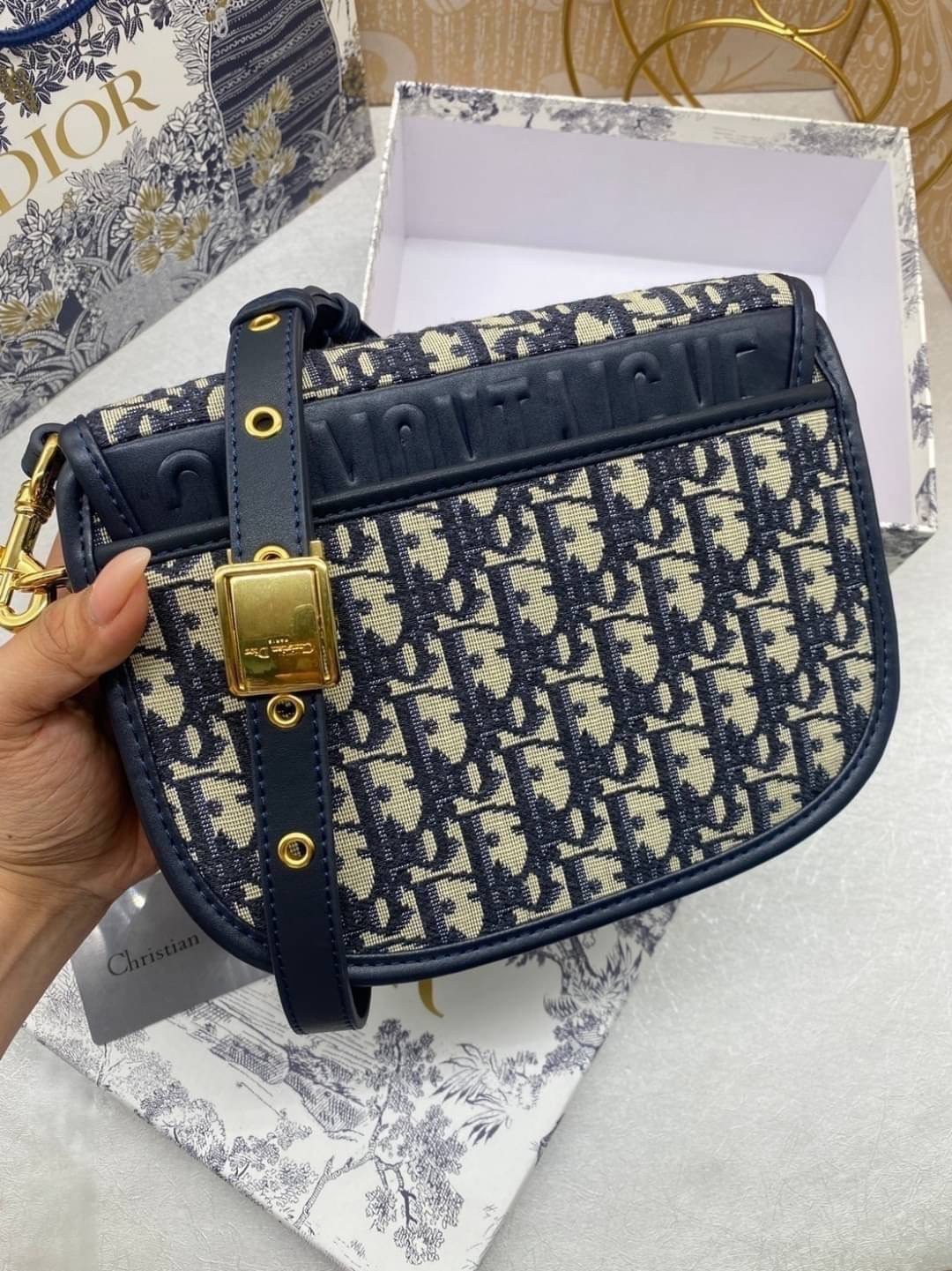 Dior Bobby Medium Bag Dior Oblique jacquard fabric in blue กระเป๋าสะพายทรงโฮโบรุ่นยอดนิยม คลาสสิคสุดหรู ด้วยเส้นสายที่ประณีตและสัดส่วนที่กลมกลืนลงตัวอย่างสวยงาม เกรดท็อปออริ ใช้งานต่างประเทศได้