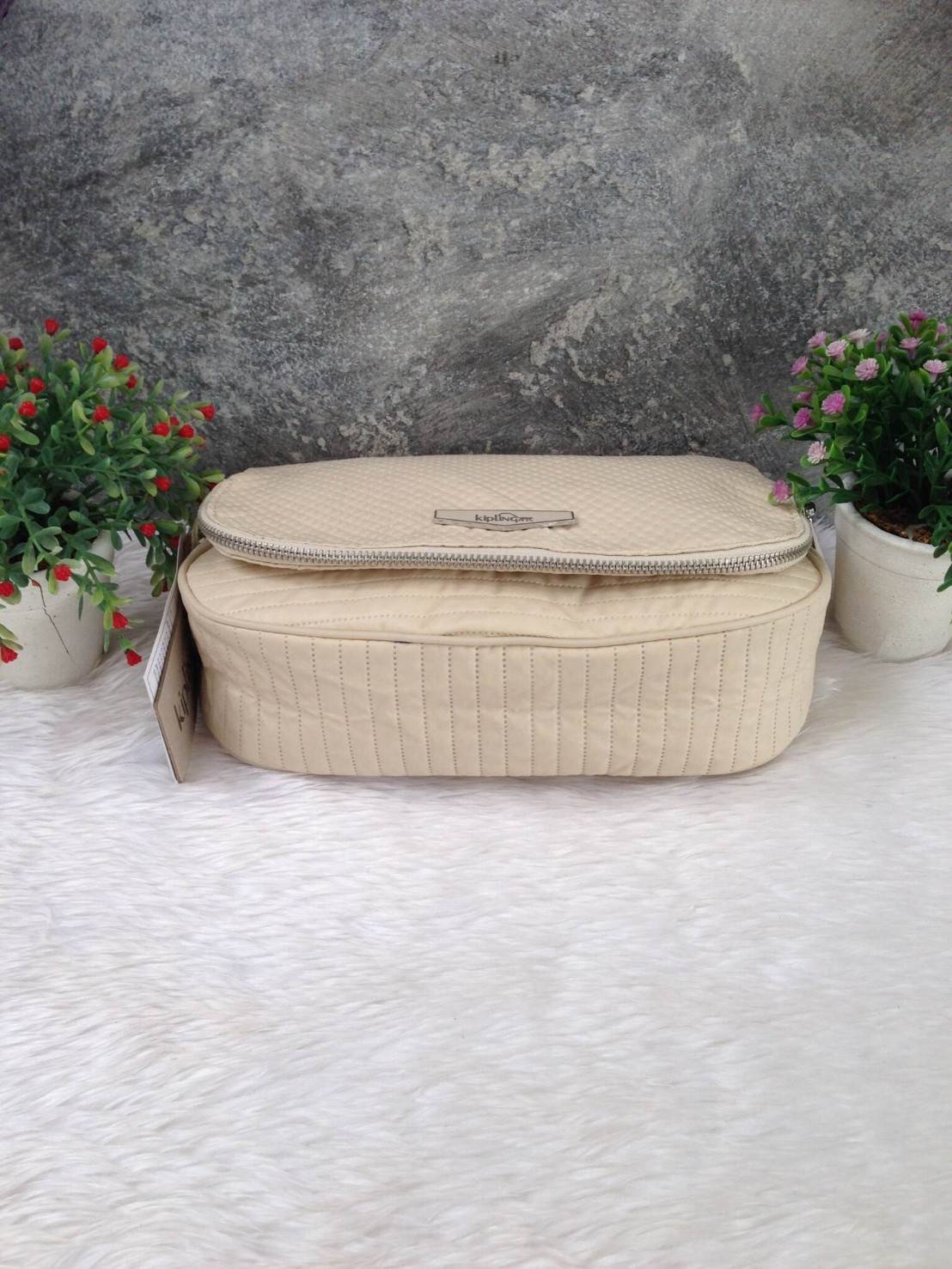 🎄KIPLING กระเป๋าสะพาย รุ่น Earthbeat S กระเป๋าสะพาย Earthbeat มีพร้อมส่งให้เลือกช้อปหลากหลายสีเลยค่ะ เพิ่มลายเก๋ๆให้ดูไม่น่าเบื่อ สามารถสะพายได้ 2 แบบ สะพายด้านข้างหรือเป็น shoulder ได้ ออกแบบขนาดกำลังดี ช่วยให้คุณจัดระเบียบสิ่งของได้อย่างลงตัว สา