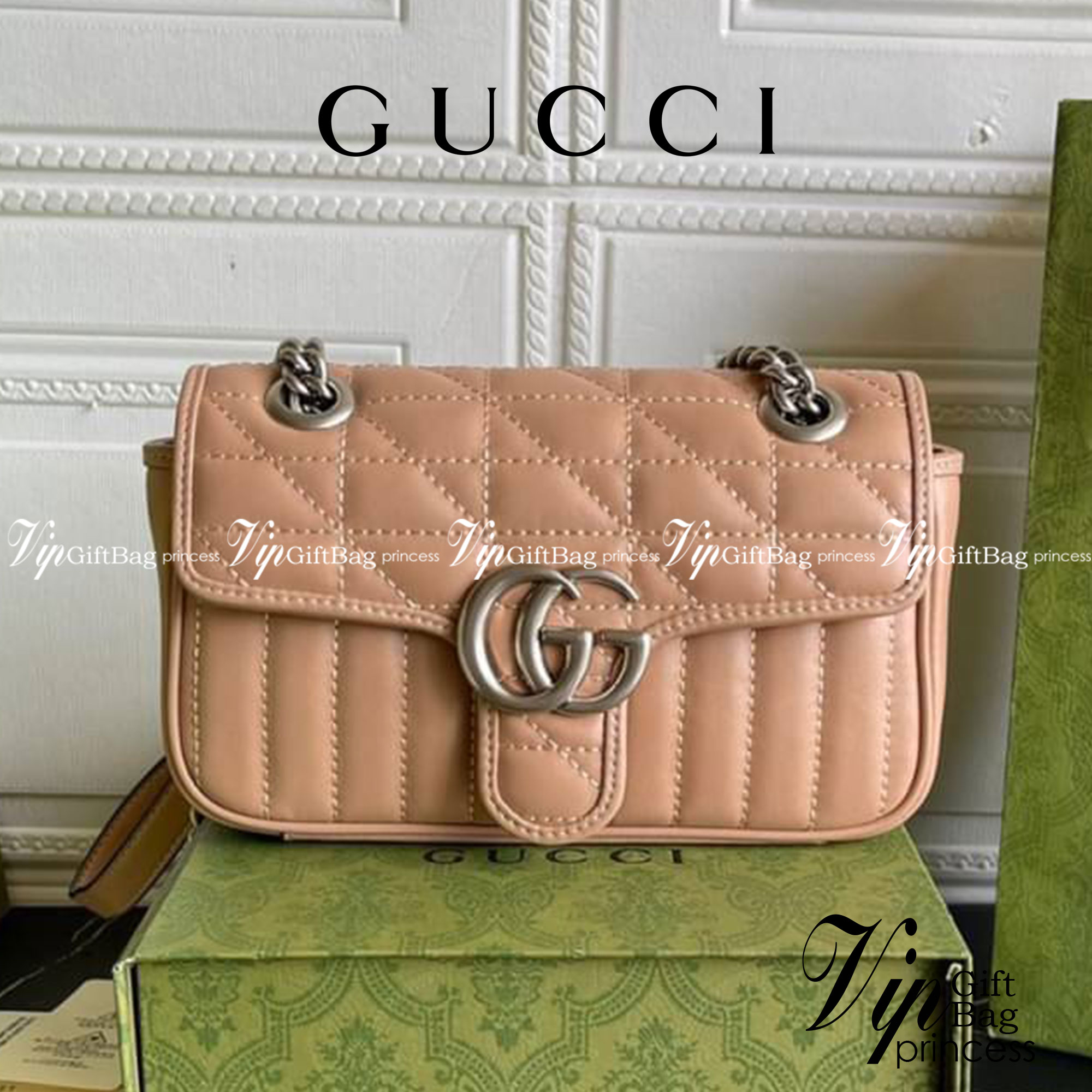 หนังแท้ GUCCI GG Marmont leather shoulder bag แบบใหม่ล่าสุด ราคานี้หนังแท้คือคุ้มมากเลยค่าสาวๆ ต้องจัดแล้วน้าา ยกระดับความหรูให้กับตัวเองกันหน่อย ด้วยกระเป๋ารุ่นนี้!! ครอสบอดี้ที่ดีไซน์หรู อัพเลเวล ในราคาที่จับต้องได้ พร้อมเสิร์ฟความสวยตรงถึงบ้านแล้วจ้า