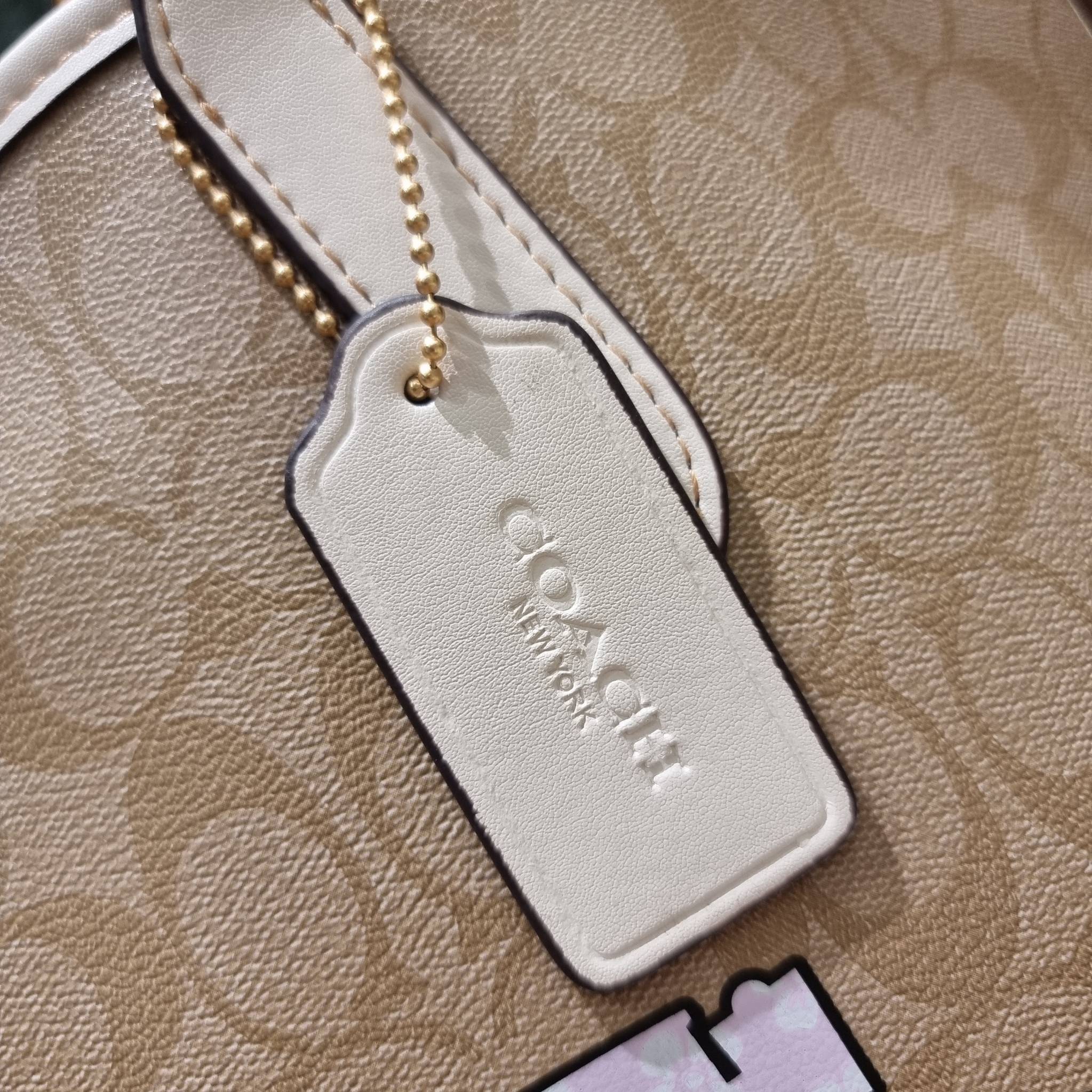 COACH CA607 CITY TOTE IN SIGNATURE CANVAS WITH HORSE AND CARRIAGE PATCHWORK GRAPHIC กระเป๋าทรงโท้ทใบใหญ่ คอลเลคชั่นใหม่ สวยโดดเด่นมากๆ น่ารักน่าใช้ไปอีกด้วยลวดลายซิกเนเจอร์โดดเด่น ใบนี้ใส่ของได้ของครบครัน จุได้แบบไม่ต้องกลัวเต็ม!! วัสดุหนังแคนวาสคุณภาพดี 