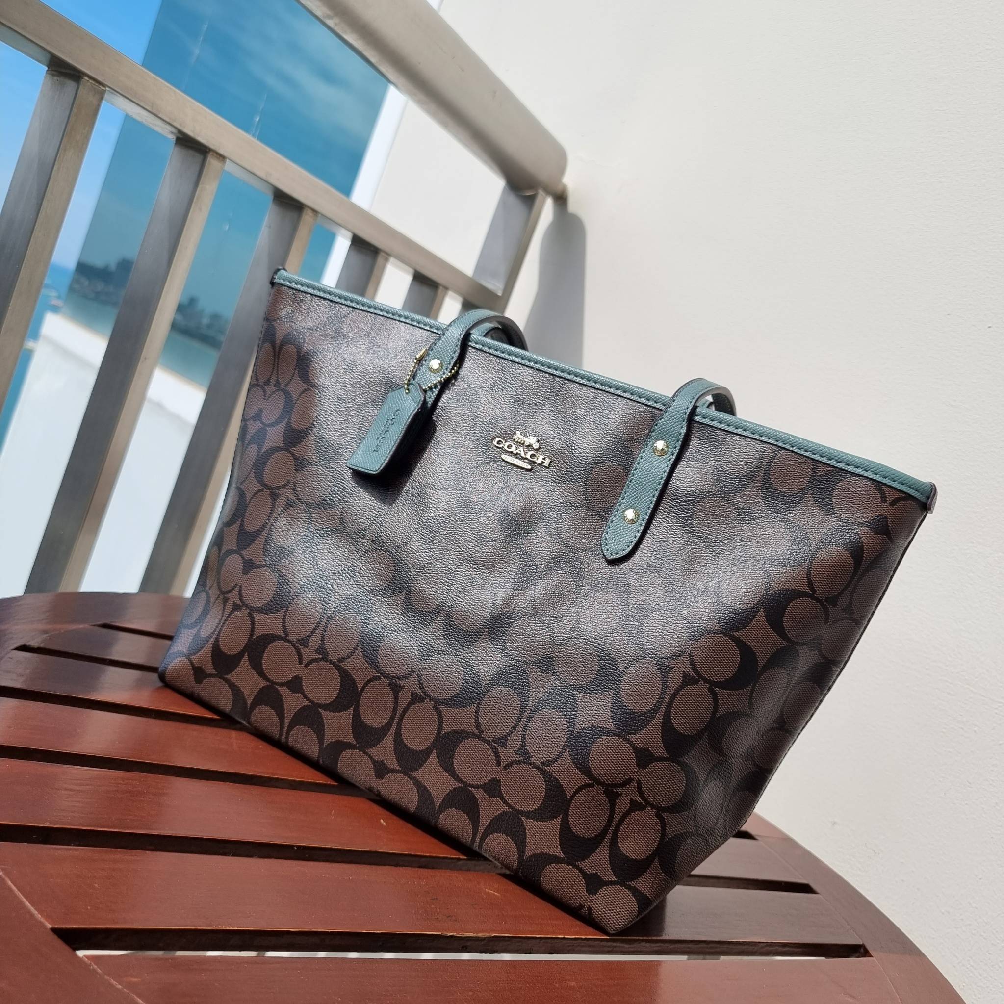 OUTLET 】COACH F58292 CITY ZIP TOTE IN SIGNATURE 16" รุ่นขายดี!! ไซส์ใหญ่ สีสวยมาให้แบบจัดเต็ม!! กระเป๋าถือทรงโท้ทใบใหญ่ สวยน่าใช้ทุกสี สะพายคล้องไหล่ได้เก๋ๆ จุของแน่นๆไปเลยจ้า!! วัสดุหนังแคนวาสคุณภาพ ปากกระเป๋าเปิด-ปิดด้วยซิป กันของหล่นได้ ถือไปไหนก็
