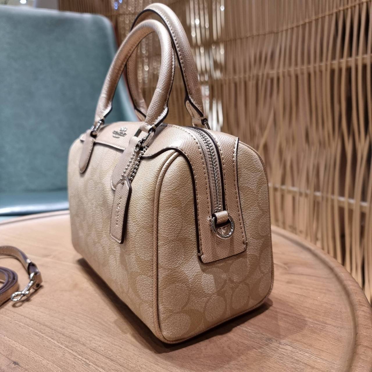 COACH F32203 MINI BENNETT SATCHEL IN SIGNATURE CANVAS กลับมาอีกครั้ง!! กับกระเป๋าทรงหมอนยอดฮิต 🥳 มีกี่สีก็ขายหมด วัสดุหนังแคนวาสเคลือบลาย ทรงสวยใช้งานได้ทุกโอกาส ภายในโล่งกว้างใส่ของได้เยอะ มีหูจับในตัว และสายสะพาย crossbody ปรับได้ตามตัว ใบนี้ไม่
