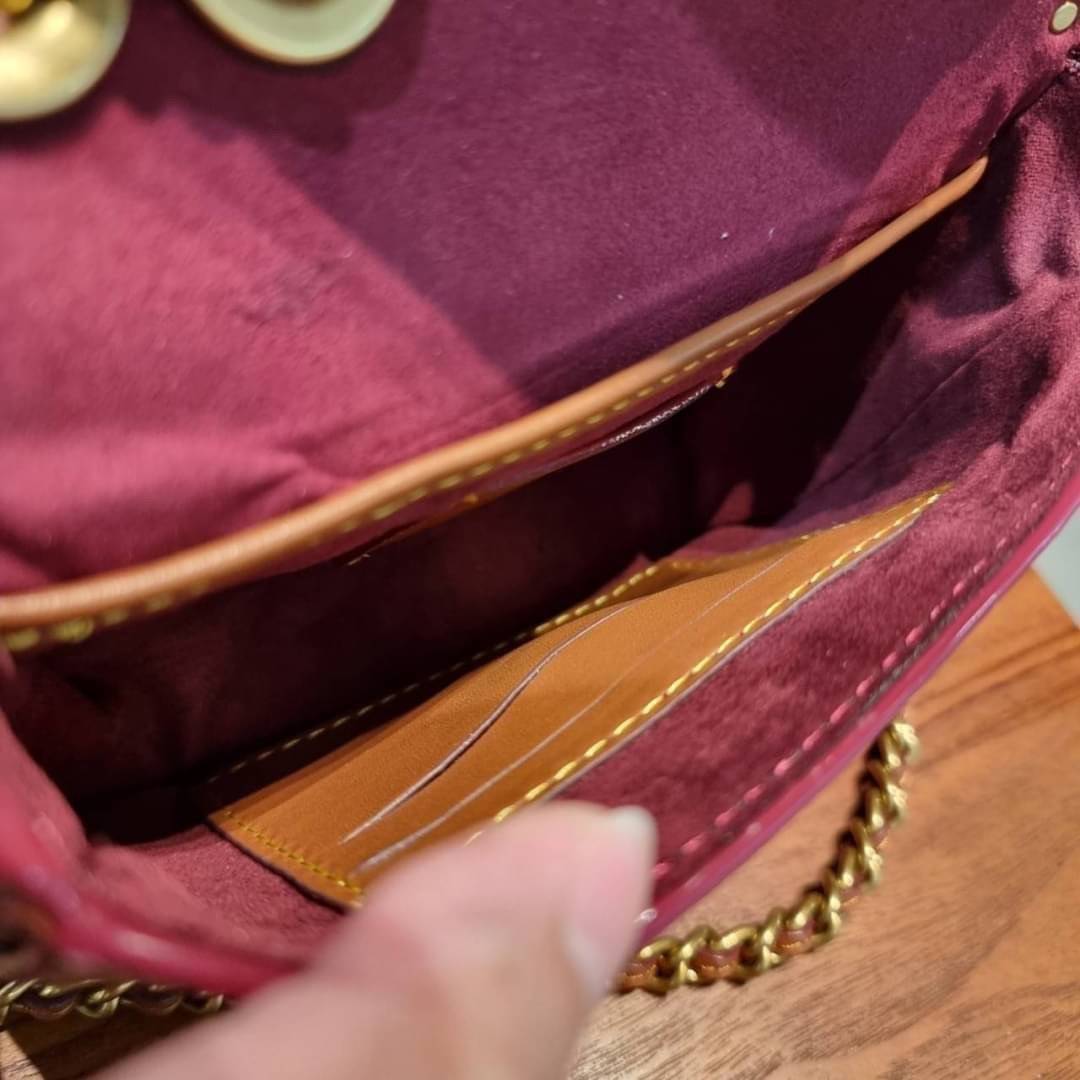 COACH C2462 MADISON SHOULDER BAG 16 IN SIGNATURE CANVAS WITH RIVETS กระเป๋าสะพายข้าง ไซส์กะทัดรัด พกพาง่าย น้ำหนักเบา ดีไซน์สวย โดดเด่นด้วยตัวล็อครูปดอกไม้ สีสันตกแต่งตัดกันกับลายซีอย่างลงตัว วัสดุหนังแคนวาสเคลือบลาย ภายในแบ่งสัดส่วนให้อย่างดี มาพร้อมสายส