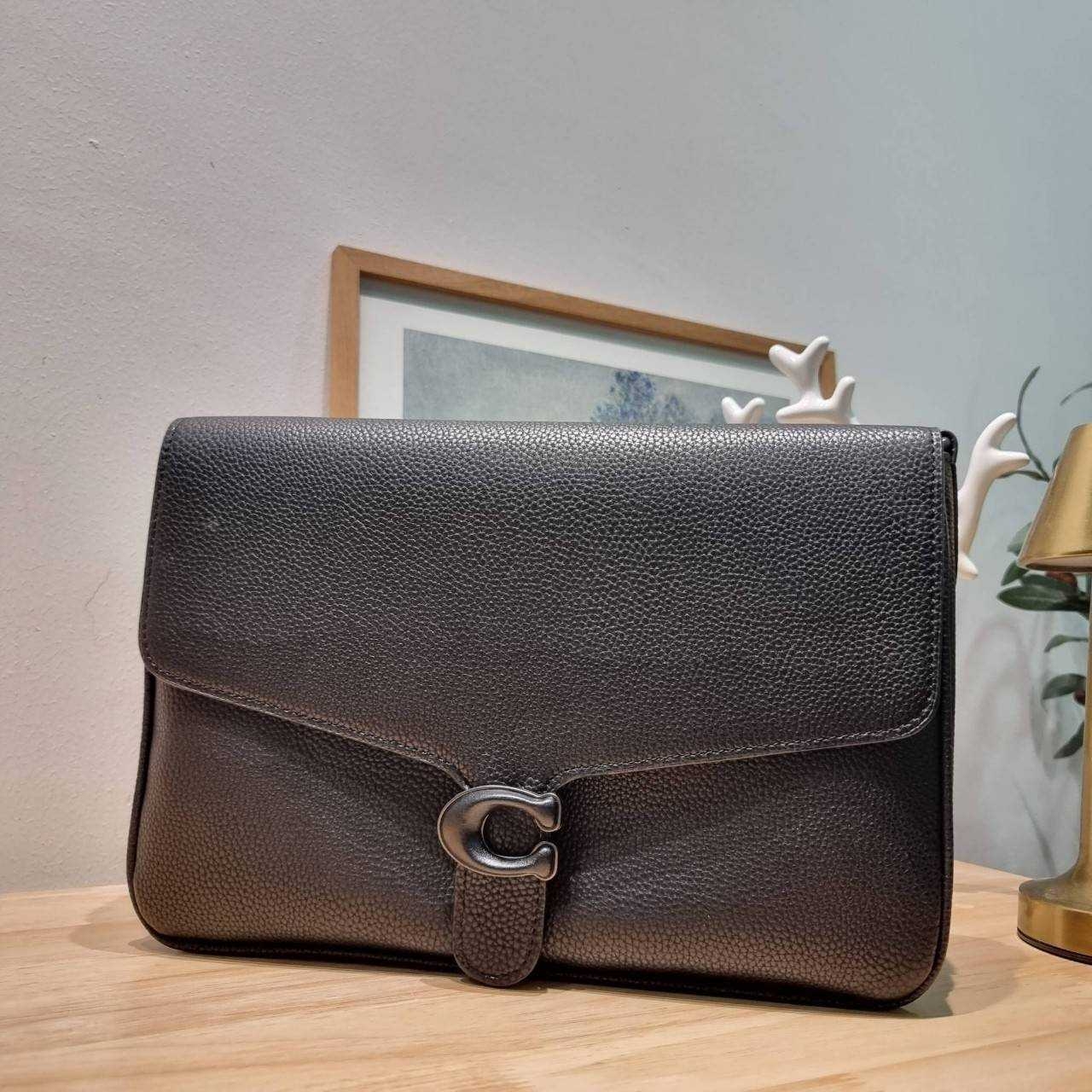 COACH Soft Tabby Messenger In Signature Canvas C8430 CH769 ไอเท็มที่หนุ่มๆต้องไม่พลาด กระเป๋าทรงแมสเซนเจอร์ใบใหญ่กำลังพอดี พร้อมด้วยสายสะพาย 2 เส้น