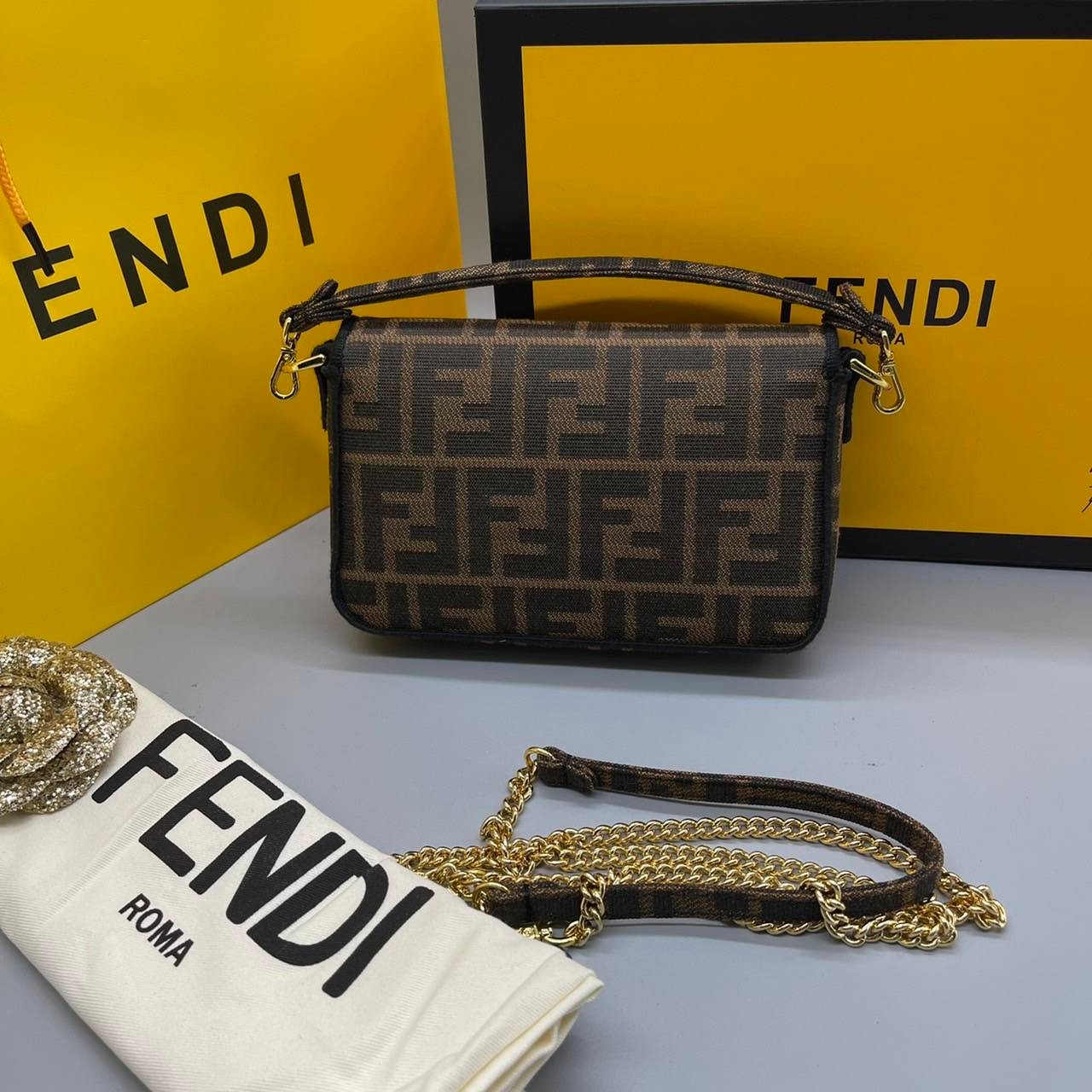 MINI || FENDI VINTAGE BAGUETTE SHOULDER BAG 2size ORI Grade ใช้งานต่างประเทศได้ กระเป๋าสะพายทอลายโมโนแกรม อะไหล่ทองหรูหรา มี 2 ขนาด ทนทาน มาพร้อมสาย 2 แบบ สำหรับคล้องแขน และสายครอสบอดี้ เปิด-ปิดด้วยกระดุมแม่เหล็ก ภายในเป็นช่องโล่ง ใส่โทรศัพท์ พร้อมเสิร์ฟค