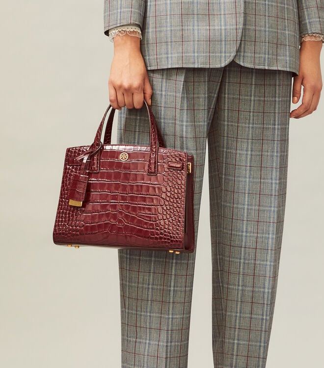 Tory Burch Walker Embossed Small Satchel Collection นี้เหมาะสำหรับผู้หญิงที่มีความสุขุมและเป็นผู้ใหญ่ เพราะดีไซน์ของกระเป๋าหนังรุ่นนี้ได้ผลิตออกมาโดยเน้นความเรียบง่าย เป็นทางการและดูแพง