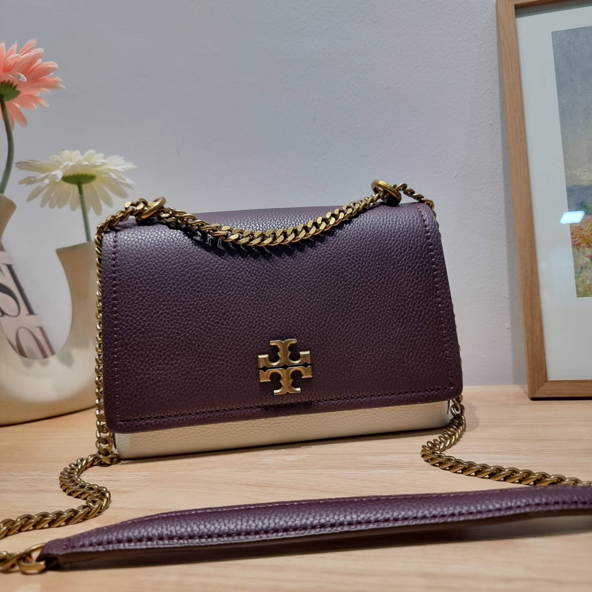 TORY BURCH LIMITED-EDITION SHOULDER BAG รุ่นลิมิเต็ด กับกระเป๋าสะพายไหล่ทรงผู้ดี ที่ผลิตมาในจำนวนจำกัด โดดเด่นด้วยอะไหล่ทองคลาสสิคหรูหรา