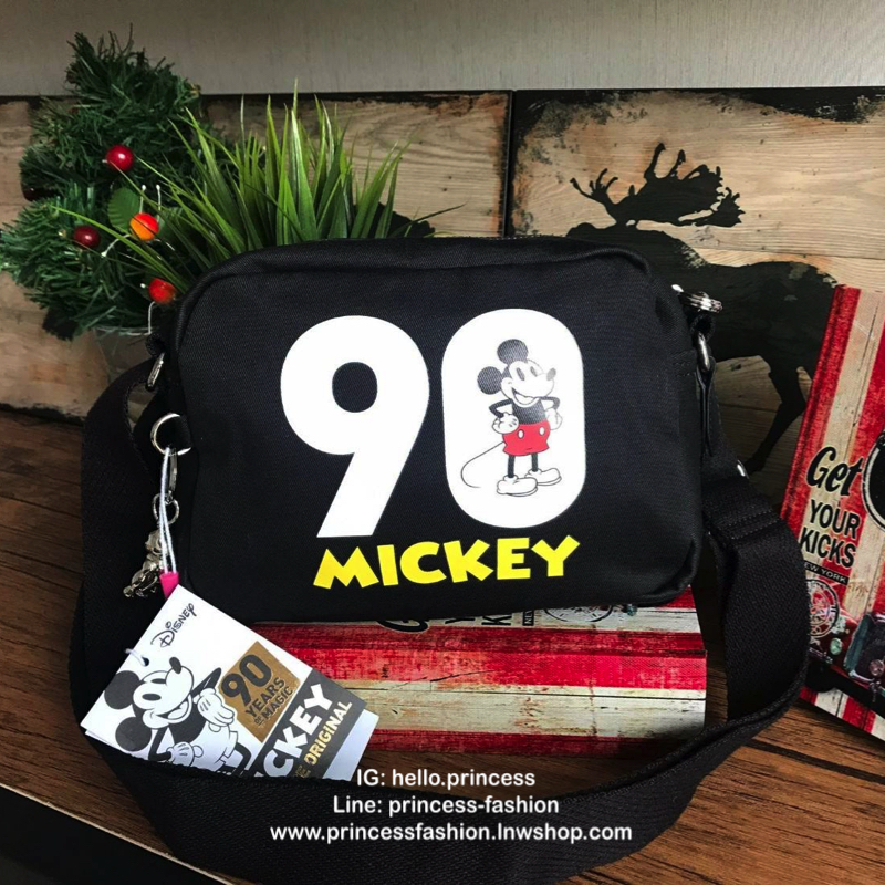 Disney's Mickey&Jungle Book Veni Crossbody Bag รุ่นLimited Edition ทรงสะพายข้าง ขนาดกำลังดี วัสดุpolester100% ดีเทลด้านหน้าลายการ์ตูนของวอลด์ดิสนีย์ เปิดปิดด้วยซิปเดียวด้านบน ภายในกว้าง มีช่องซิปและที่ห้อยพวงกุญแจ ฐานกว้างจุของได้เยอะสามารถสะพายได้ทั