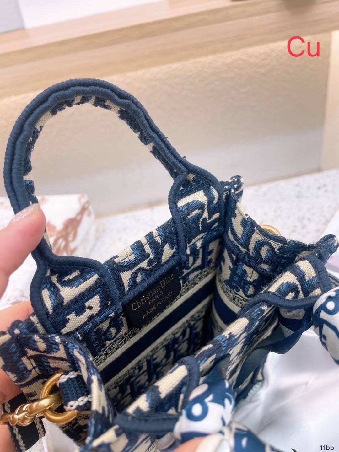 DIOR Mini Book Tote Phone Bag กระเป๋าสะพายทรงมินิโท้ท Shopping พร้อมสายสะพายสวยคลาสสิคถอดได้ ถือหรือสะพายได้ พกพาสะดวก ใช้งานง่ายสุดๆ วัสดุงานทอละเอียดคุณภาพดี ภายในเป็นช่องโล่ง ใบจริงงานสวยเกินเบอร์!! สวยงามเกินราคา ไม่ผิดหวังจ้า