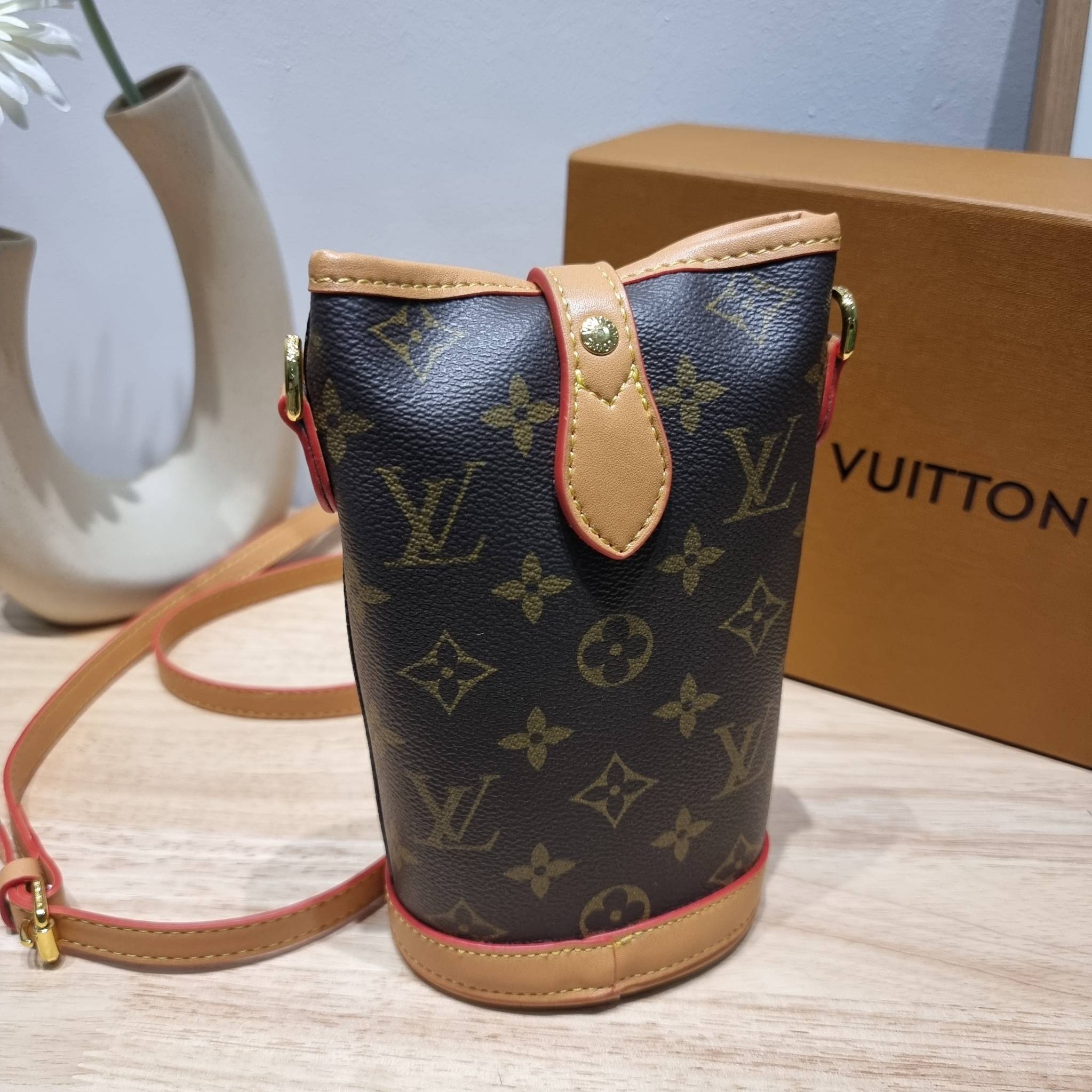 LV FOLD POUCH กระเป๋าสะพายไซส์มินิ น่ารักน่าใช้ มีความกะทัดรัด ไม่เกะกะ แต่สามารถใส่ของจำเป็นได้ ใส่โทรศัพท์ กระเป๋าสตางค์ใบเล็กได้ รูปทรงสวย วัสดุหนังแคนวาส ปากกระเป๋ามีกระดุมแม่เหล็กคาด ใช้งานได้สะดวกยิ่งขึ้น ภายในเป็นช่องโล่ง มาพร้อมสายครอสถอดออกได้ ปร