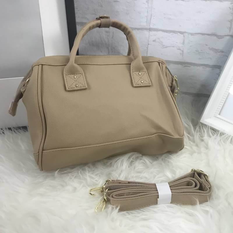 มาใหม่ชนช็อป Anello Boston Bag PU 2 way รุ่นสุดฮิตแห่งปี Anello Boston Bag ใหม่ล่าสุด รุ่น PU หนังนิ่มสวย ทรงนี้ฮิตอยู่แล้ว พอมีรุ่นหนังออกมา ก็ยิ่งขายดีมากๆค่ะ รูปทรงสี่เหลี่ยม ใบขนาดกลางกำลังดี มาพร้อมสายสะพายยาวที่ปรับระดับได้ free หนังสวยมากๆ น้ำหนักเ