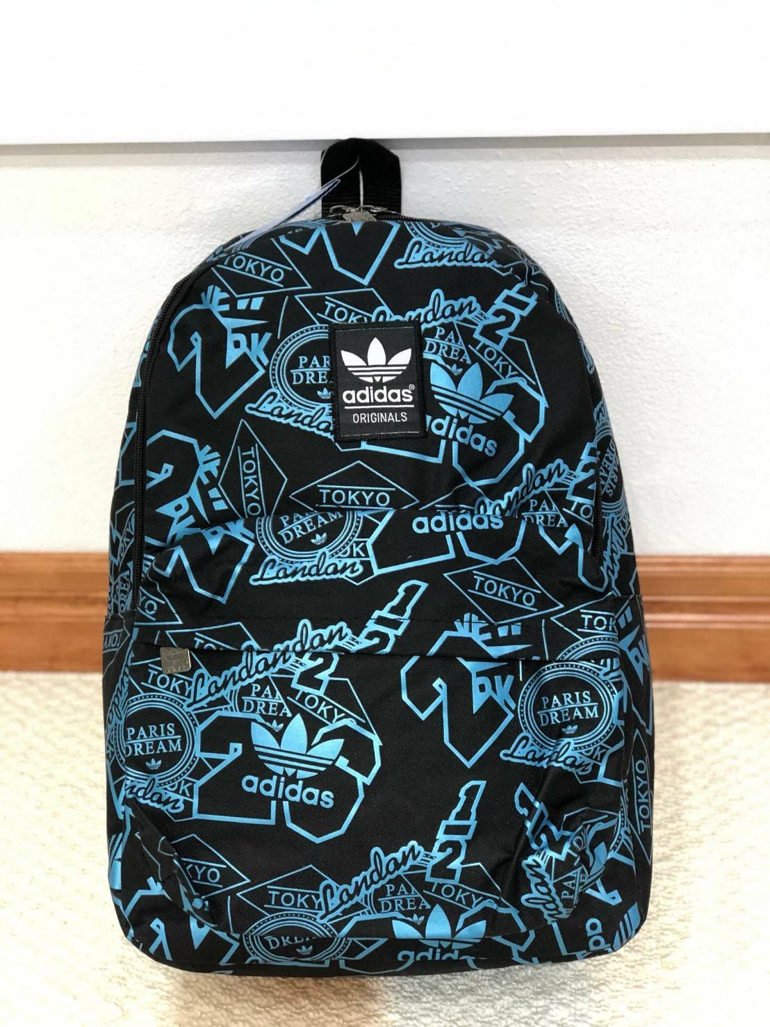 Adidas Backpack มีช่องสำหรับใส่ Notebook , Tablet ในตัวกระเป๋า สายเป้ และด้านหลังบุผ้าตาข่ายนุ่ม รองรับหลัง รูปแบบสวยทันสมัย รองรับทุกการใช้งาน เป็นกระเป๋าเป้นักเรียน-เป้กีฬา-สะพายเที่ยวชิลๆเลยค้า