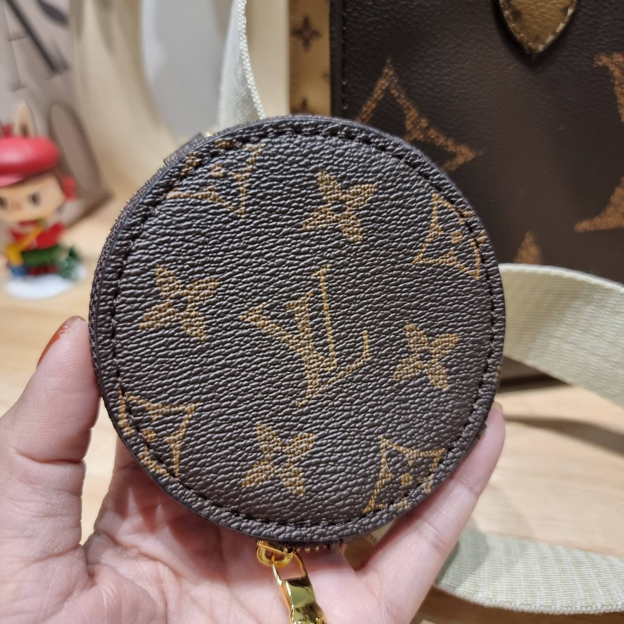 LV Onthego Small Bag กระเป๋าทรงโท้ทดีไซน์ใหม่ พร้อมสายสะพายสปอร์ตและใบลูก LV small tote with strap โทนสีคลาสสิคใช้งานง่าย ตอบโจทย์ได้ทุกลุค ทุกสไตล์