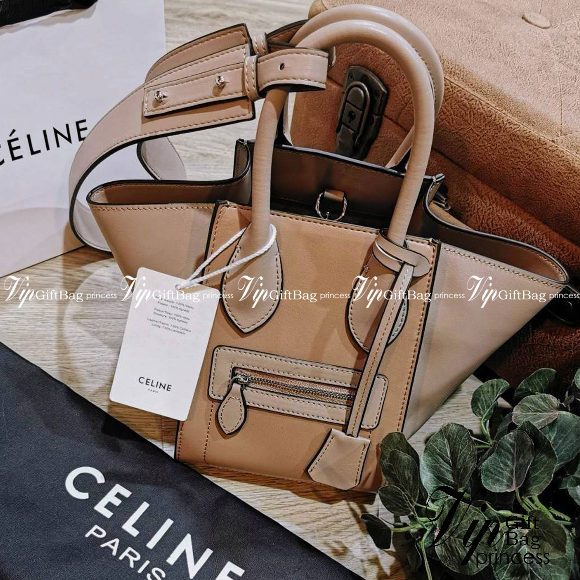 CELINE SHOULDER BAG VIP / CELINE LUGGAGE NANO Glossy Leather Handbag รุ่นนี้ Rare items หนังเรียบสวยสีทูโทนเรียบหรู ขนาดกำลังดี น้ำหนักเบา ด้านหน้ามีหนึ่งช่องซิป ด้านข้างดีไนส์ทรงปีกสามารถปรับขยายทรงได้ ภายในโล่งกว้าง มีช่องซิป มีตะขอเกี่ยวปากกระเป๋า ใส่ก