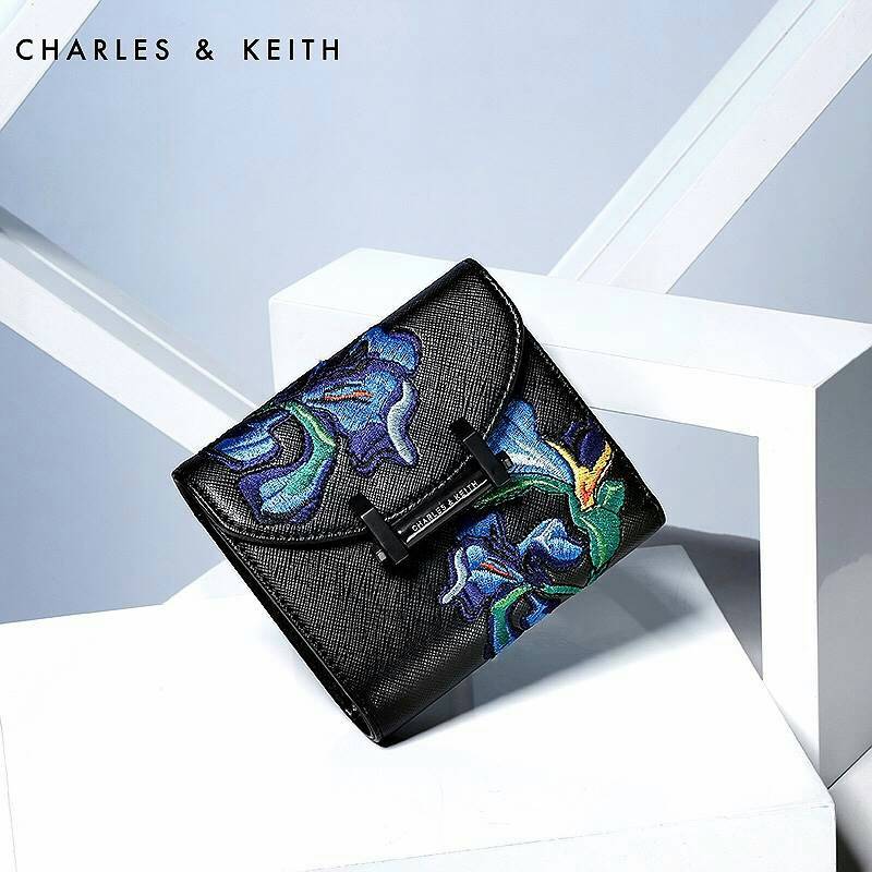CHARLES &. KEITH Embroidery Short wallet BEST SELLER กระเป๋าสตางค์ใบสั้น 3 แบบพับ งานปัก ด้านหน้าสวยมาก เปิดปิดกระเป๋าแบบแม่เหล็ก ด้านในมี กระเป๋าซิป แยกออกมาใช้งานได้ มีช่องใส่นามบัตร และ ช่องใส่ธนบัตรค่ะ