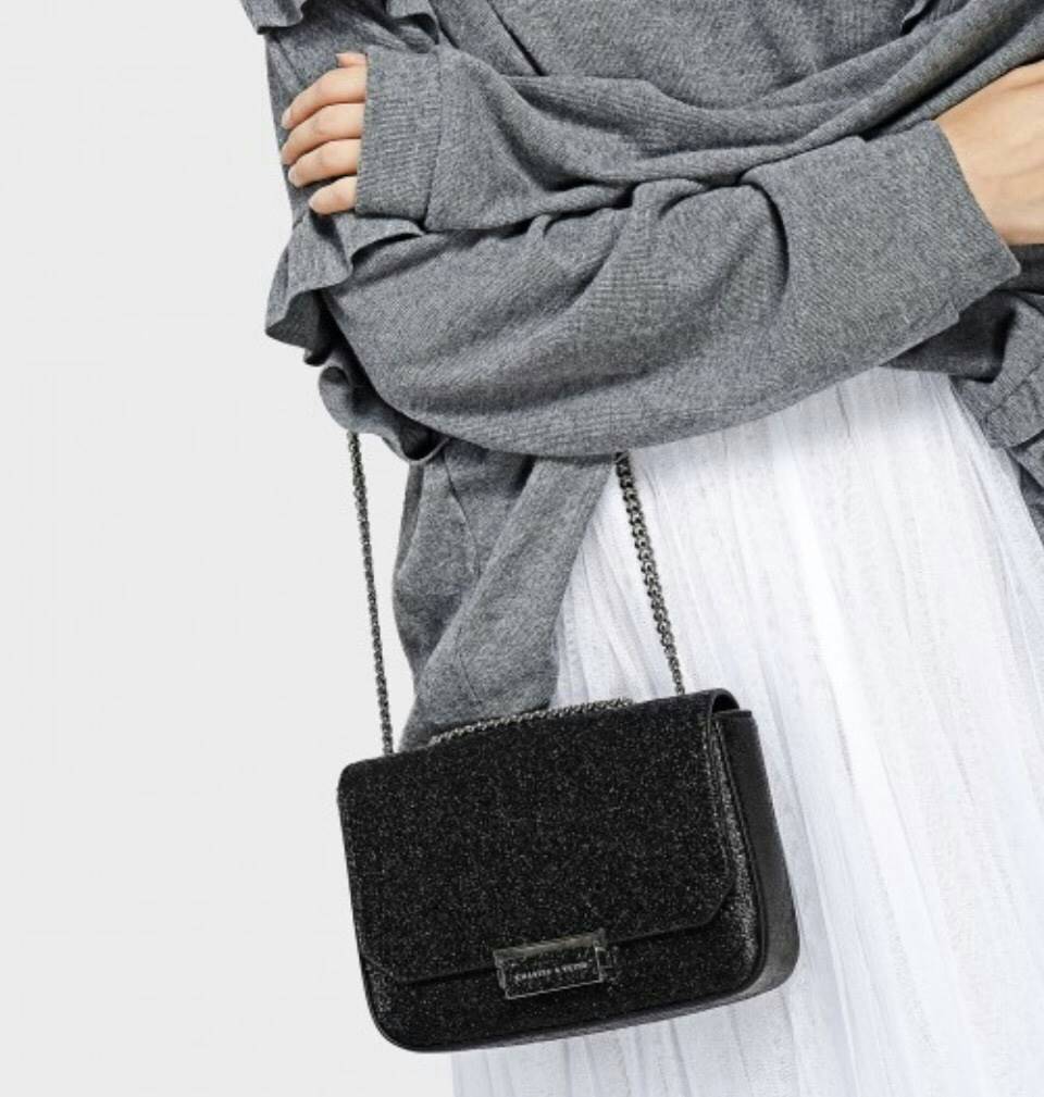 CHARLES & KEITH PUSH-LOCK CHAIN SLING BAG 2018 กระเป๋าสะพายวัสดุหนังคาเวียร์สวยอยู่ทรง ขนาดมินิกำลังดี น้ำหนักเบา เปิดปิดด้วยฝาปิดตัวล็อคปั๊มโลโก้ด้านหน้า ภายใน มีช่องซิป และช่องใส่บัตร มาพร้อมสายสะพายโซ่ยาวสามารถซ้อนสายสั้นสะพายไหล่ หรือสายยาว Crossbodyไ