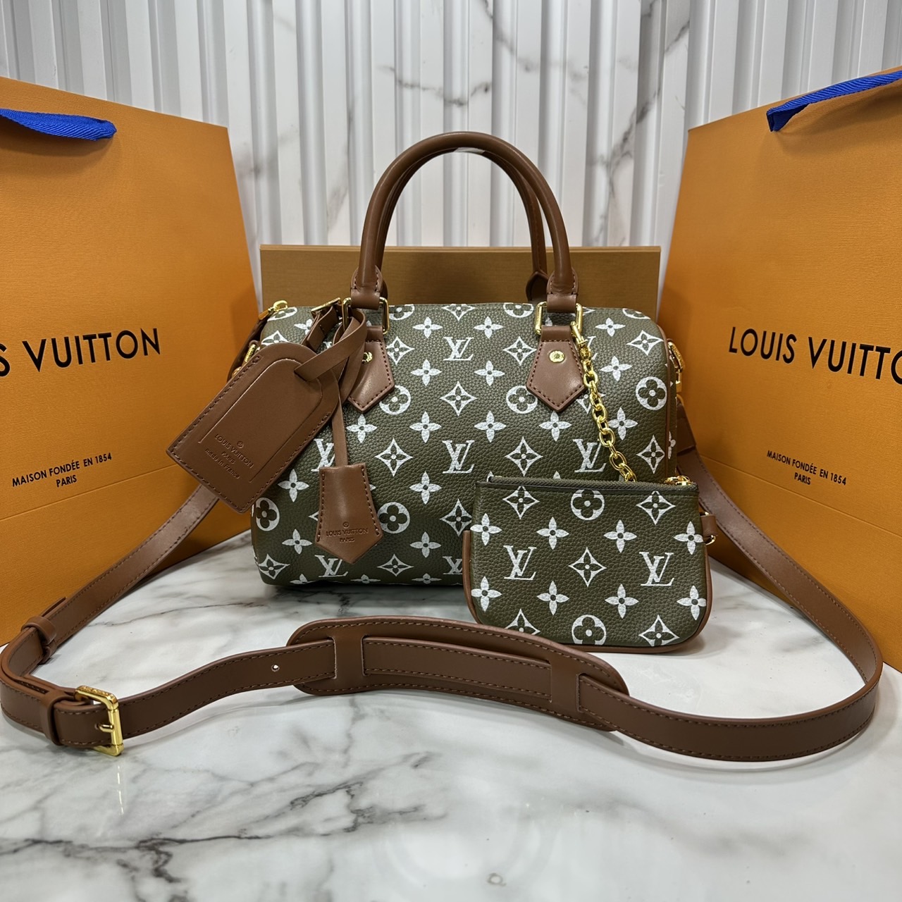 ORI หนังแท้ | LV Speedy P9 Bandoulière 25 Bag กระเป๋าสะพายทรงหมอนสปีดี้ คอลใหม่ล่าสุดหรูหราโดดเด่น รูปทรงใช้งานง่ายสวยตลอดกาล ใช้ได้กับทุกลุค ทุกโอกาส ภายในโล่งกว้างมาก ใส่ของสำคัญได้ครบแน่นอนจ้า
