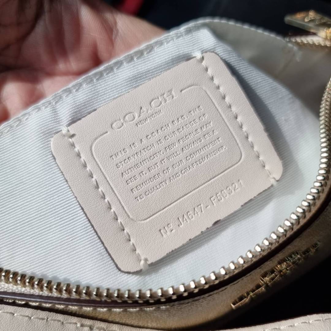 COACH F58321 TOP HANDLE POUCH อีกรุ่นฆ่าไม่ตาย!! 😎 ขายดีขายหมด ขายรวยขายปังๆ!! กระเป๋าพอชจากโค้ช ทรงใช้งานง่าย สะดวก กะทัดรัด วัสดุหนังแคนวาสเคลือบคุณภาพดี มาพร้อมสายคล้องในตัว และสายสะพาย crossbody ปรับเปลี่ยนได้ตามสไตล์ อีกหนึ่งไอเท็มที่สาวๆต้อง