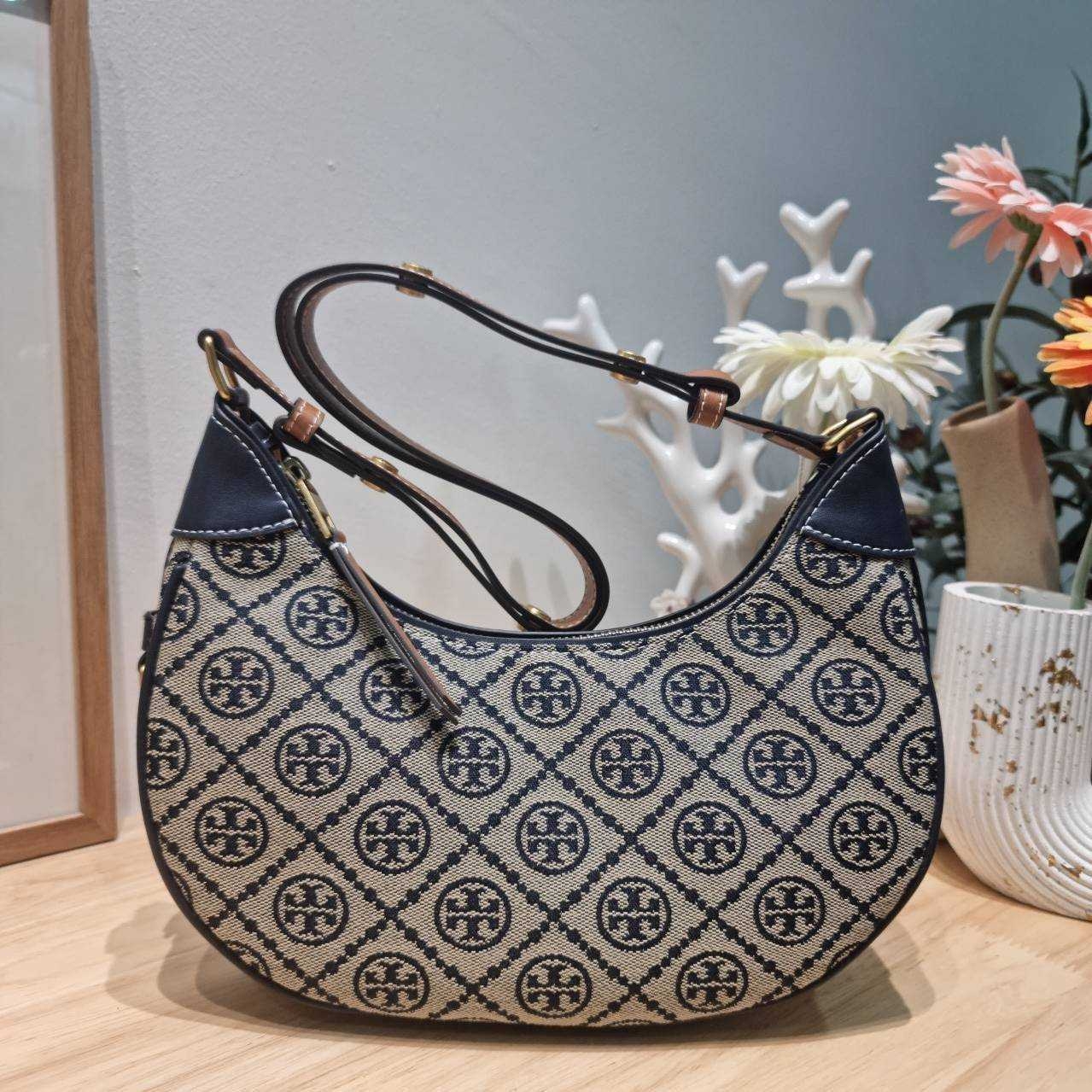 TORY BURCH T MONOGRAM CRESCENT BAG คอลเลคชั่นใหม่มาแรง! สมแก่การรอคอยในสไตล์ทีโมโนแกรมอันเป็นเอกลักษณ์ รูปทรงสวยโดดเด่น สะพายง่ายคล่องตัว