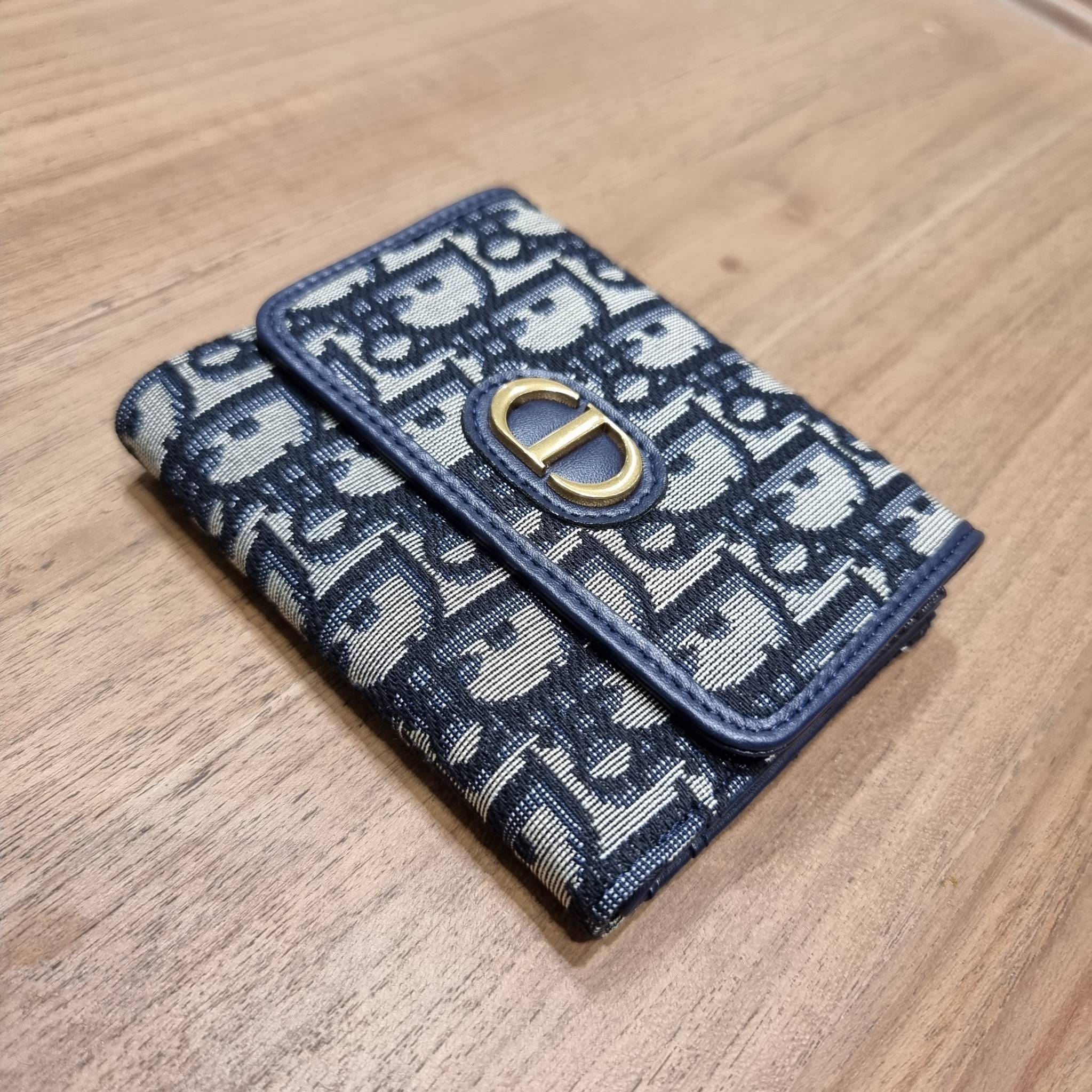 VIP 】CD MULTI WALLET WITH GWP กระเป๋าสตางค์ขนาดเหมาะมือ กำลังสวย พรีเมี่ยมกิ๊ฟจากเคาน์เตอร์ ดีไซน์แบบพับ ใช้งานง่าย พร้อมช่องซิปในตัว วัสดุผ้าแคนวาสปักลาย สลับหนังแท้ภายใน ภายในมีช่องใส่บัตร ใส่ธนบัตรได้ สะดวกใช้มากๆ มาพร้อม box set ในราคาที่ถูก พร้อมส่งต