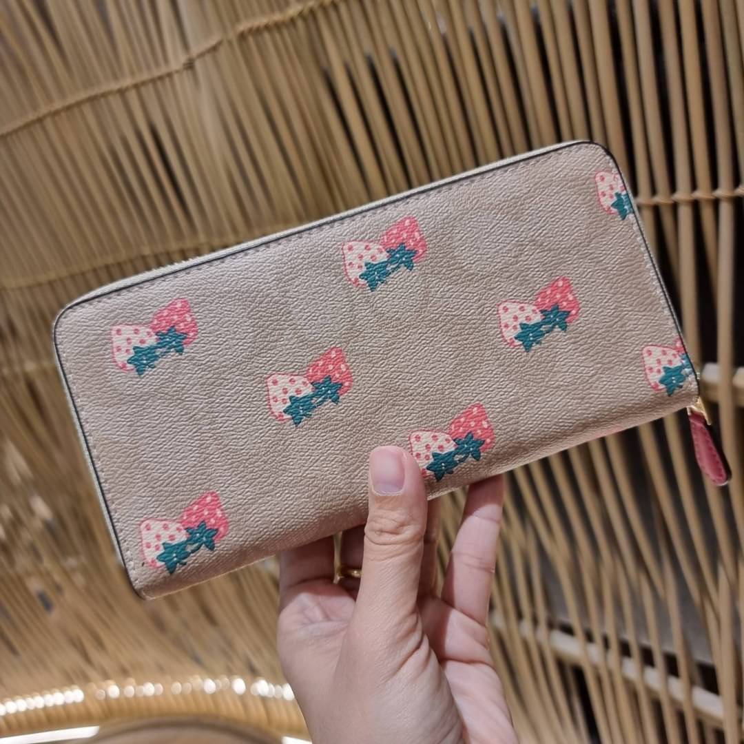 OUTLET 】COACH ACCORDION ZIP WALLET IN SIGNATURE CANVAS F86093 C3287 F98126 กระเป๋าสตางค์ใบยาว น่ารักน่าใช้