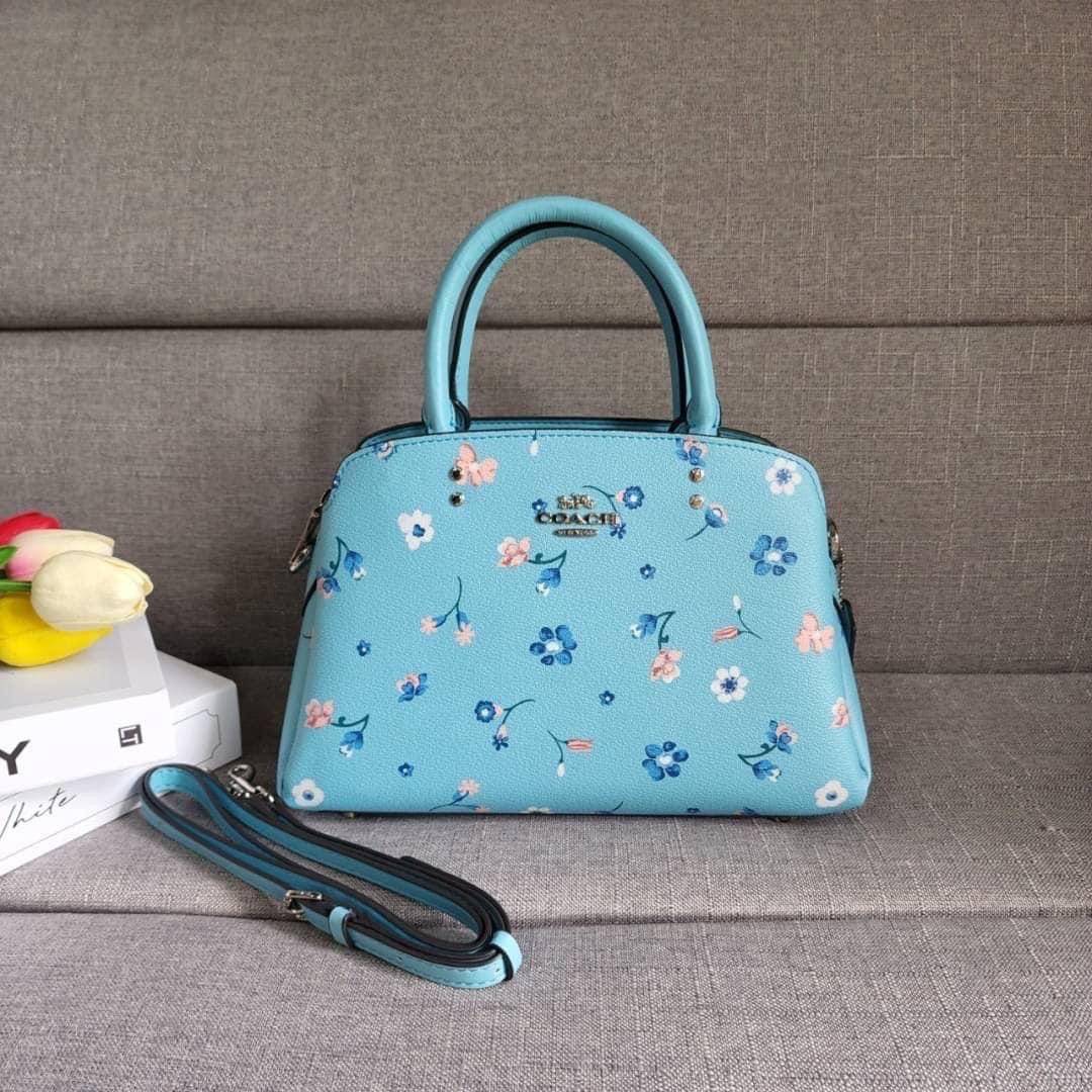 COACH C8216 MINI LILLIE CARRYALL WITH MYSTICAL FLORAL PRINT สีใหม่ล่าสุด กับรุ่นที่สุดของความขายดี คอลยอดฮิตในลวดลายสุดชิค กระเป๋าสะพายทรงสวย ที่ดีไซน์ออกมาให้ใช้งานง่าย สะดวก สวย หรู ดูดี!! วัสดุหนังแคนวาสเคลือบลาย มาพร้อมสายสะพายข้างและหูจับในตัว ถอดออก