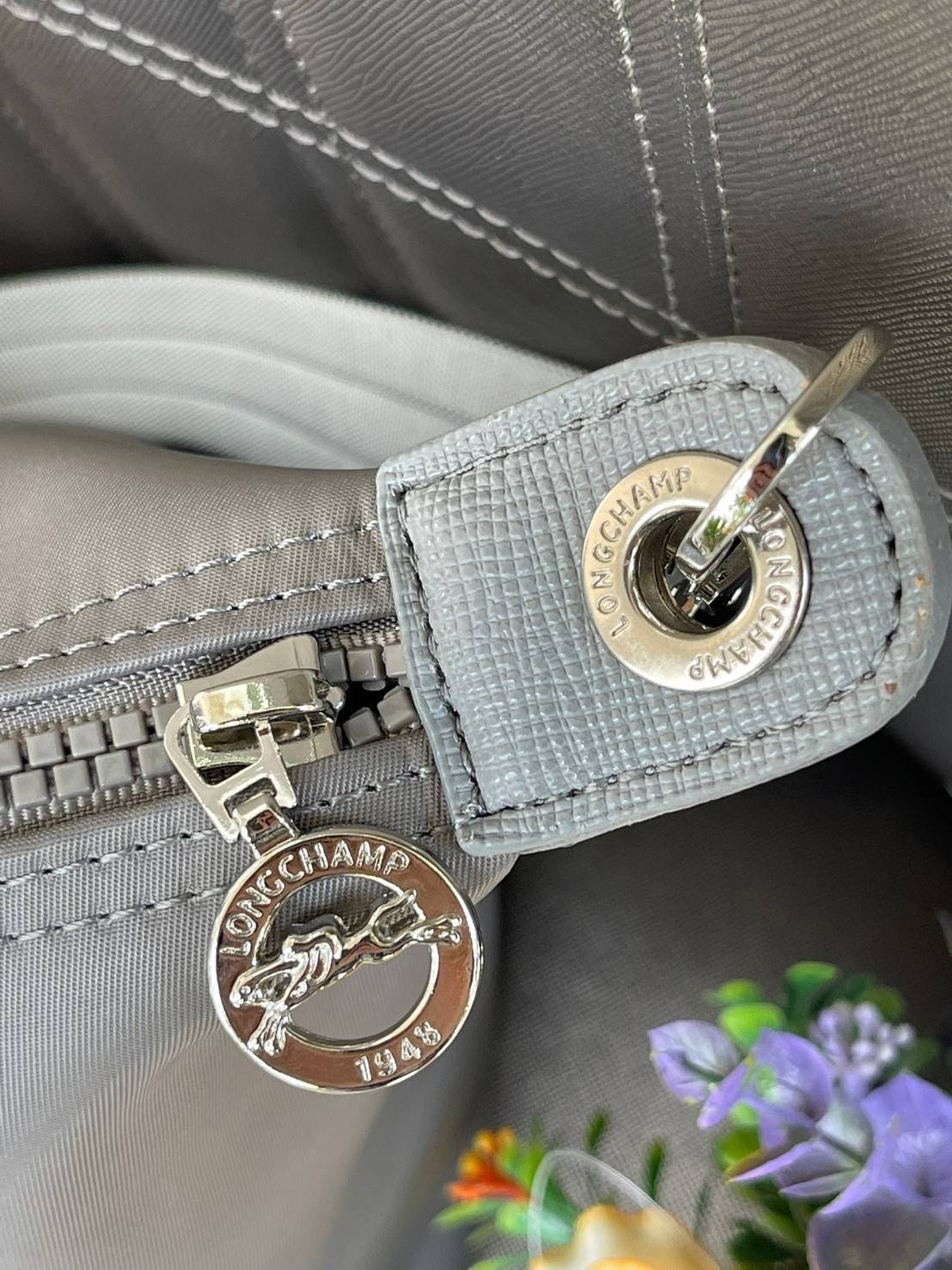 Longchamp Le Pliage Neo Size S มาพบกับกระเป๋ารุ่นยอดนิยม ที่สาวๆ ต้องมีไว้เก็บไว้สักใบ กระเป๋าโท้ทใบนี้ มาพร้อมกับสีที่มีสไตล์เรียบง่าย มีสายสะพายยาวช่วยให้คุณสามารถสะพายไหล่ได้อย่างสบาย ในขณะที่ที่ปิดแบบซิปช่วยให้คุณมั่นใจได้ว่าของด้านในมีความปลอดภัย Le 