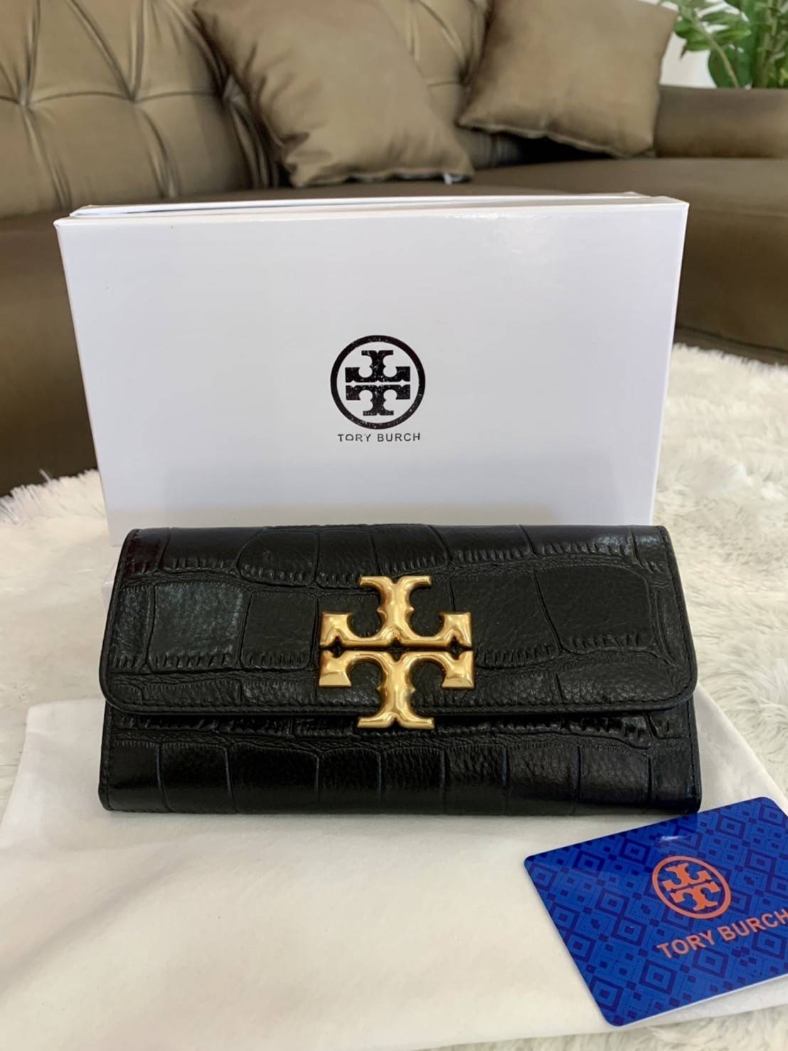 TORY BURCH Croc Long Wallet กระเป๋าสตางค์ใบยาว วัสดุหนังแกะสังเคราะห์ อะไหล่อทองโดดเด่นที่ด้านหน้า หนังเงาขึ้นรูปสวย เปิด-ปิดด้วยกระดุม ด้านในกระเป๋าแบ่งออกเป็นPatation มีช่องชิปยาวตรงกลาง มีช่องสำหรับ 6 ใบ งานสวยพร้อมส่งให้รับทรัพย์กันแล้ววันนี้