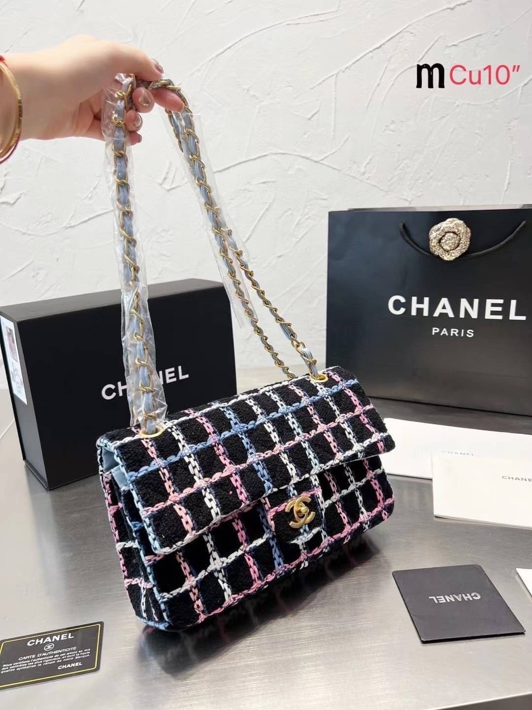 CHANEL Tweed Flap Bag 25cm ลุคคุณหนูไม่ควรพลาด Collection นี้เลย ลวดลายบนกระเป๋าแบบกราฟฟิคมีเท็กเจอร์ ทำให้กระเป๋าดูมีราคามากยิ่งขึ้น สะพายใช้งานได้หลายโอกาส ไม่ว่าจะไปเที่ยวหรือไปงานเลี้ยงสังสรรค์ก็เหมาะสมเป็นอย่างยิ่งเลยค่ะ