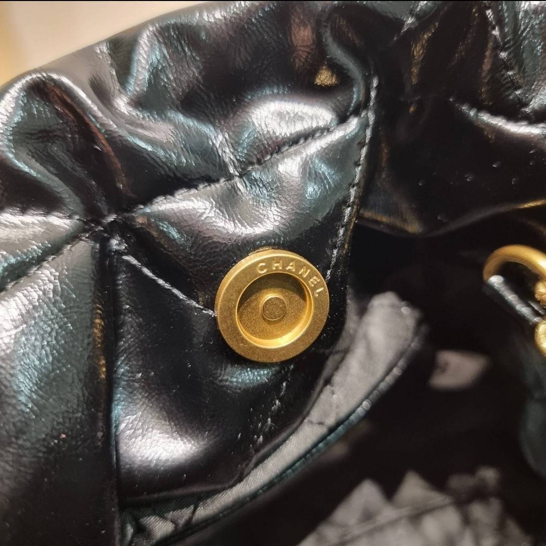 Chanel 22 mini bag / CHANEL 22 MINI HANDBAG พร้อมส่ง 4 สี กระเป๋าสะพาย ดีไซน์เรียบหรู โดดเด่นจากสายสะพายโซ่สีทอง และเหรียญโลโก้ ใช้ได้ง่ายๆไปเลยทุกโอกาส