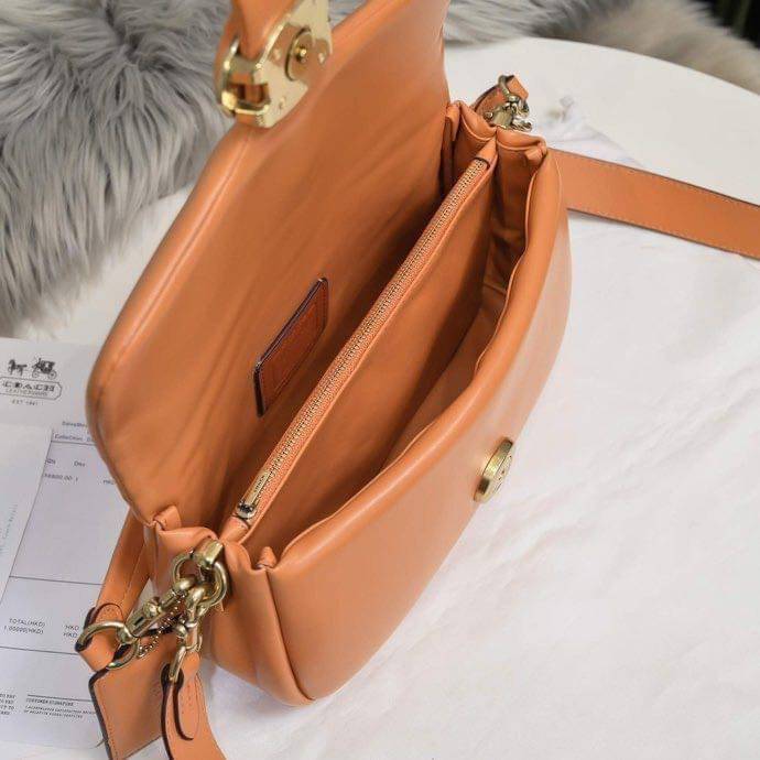COACH PILLOW TABBY SHOULDER BAG 26 ไซส์ใหญ่ จุของได้ล้นๆ มาใหม่ขายดีที่สุด หนัง nappa หนานิ่ม นุ่มมากๆ พร้อมโลโก้รุ่นใหม่ด้วยเช่นกัน เพิ่มความหรู ดูดีเข้าไปอีกค่ะ