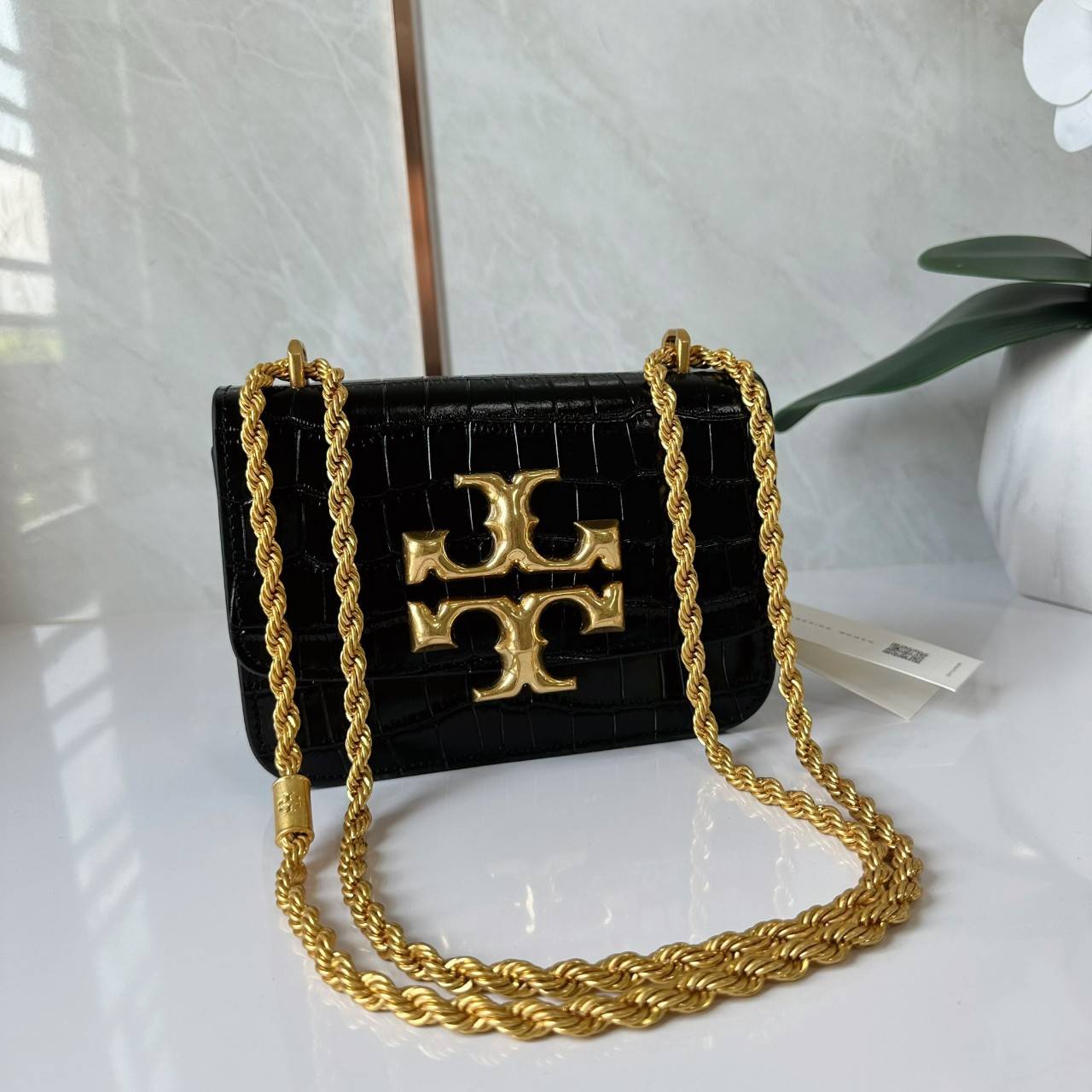 6 สี Tory Burch Croc Eleanor Small Bag / TORY BURCH ELEANOR CROC EMBOSSED LEATHER กระเป๋าสะพายหนังพิมพ์ลายจระเข้ ดีไซน์หรูหรา โด่นเด่นด้วยโลโก้แบรนด์อะไหล่ด้านหน้า และสายสะพายโลหะสีทอง