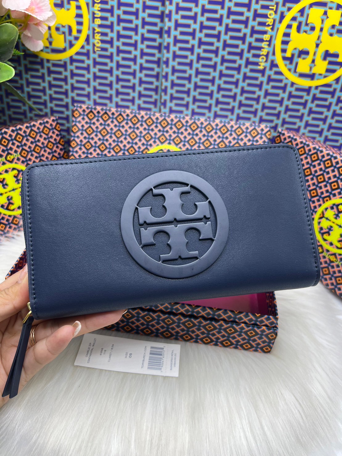 Tory Burch Charlie Zip Continental Wallet / Tory Wallet พร้อมส่ง กระเป๋าสตางค์ใบยาวสุดคลาสสิก ยังความเรียบหรูดูแพงด้วยโลโก้ด้านหน้า เป็นกระเป๋าสตางค์ทรงยาว ที่สามารถใส่บัตรได้หลายใบ