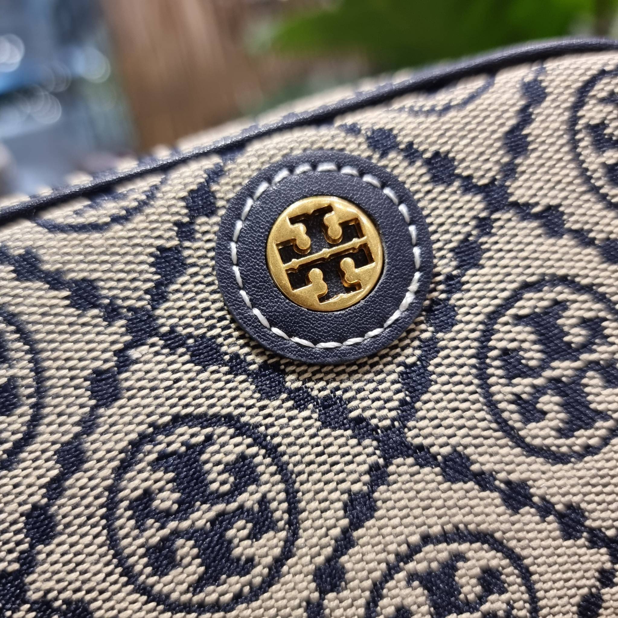 TORY BURCH T MONOGRAM JACQUARD MINI COSMETIC CASE ใหม่ล่าสุด กับกระเป๋าเอนกประสงค์ ที่ไม่ว่าจะไว้ใส่เครื่องสำอางค์ หรือจะไว้พกจำเป็นเช่น เงิน หรือกุญแจต่างๆ น้องใบนี้จัดให้ได้หมด สวยหรู ขนาดเหมาะมือ ถือแล้วขับผิว วัสดุผ้า jacquard รูดเปิด-ปิดด้วยซิป ภายใน