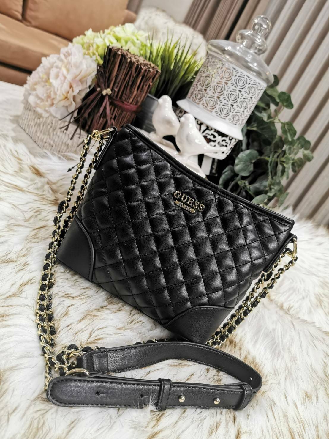 Guess Woman Factory Crossbody Bag กระเป๋าสะพายรุ่นใหม่ดีไซน์สวยหรูคลาสสิคจาก GUESS FACTORY วัสดุหนังเเกะสังเคราะห์เนื้อหนานิ่มลายตาราง เปิดปิดด้วยซิปสะดวกใช้ ด้านหน้ามีโลโก้ ภายในมีโลโก้ช่องใส่ของ และช่องซิป ใส่กระเป๋าสตางค์ใบยาว ของใช้ได้จุ มาพร้อมสายสะพ