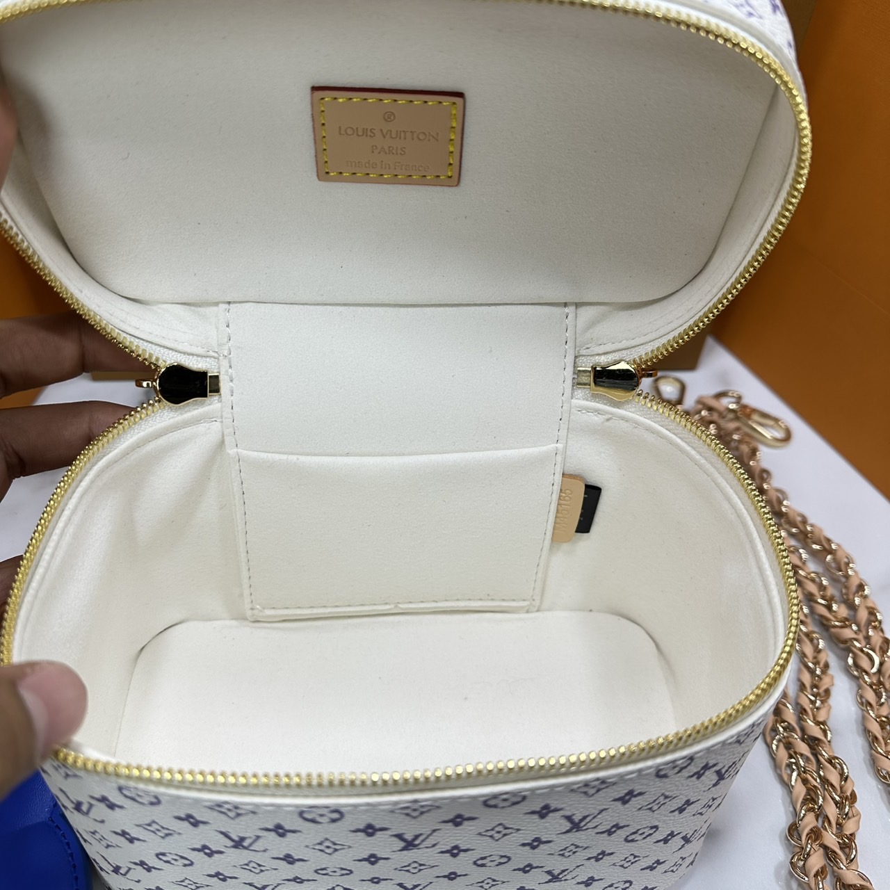 ORI หนังแท้ | LV Vanity Cosmetic Bag กระเป๋ารุ่นวานิตี้ กระเป๋าเครื่องสำอางจากคอลเลคชั่น Louis Vuitton Baby พกพาผลิตภัณฑ์อาบน้ำและของใช้จำเป็นอื่นๆ อย่างมีระดับ Monogram แคนวาสสุดเอ็กซ์คลูซีฟสำหรับคอลเลคชั่น