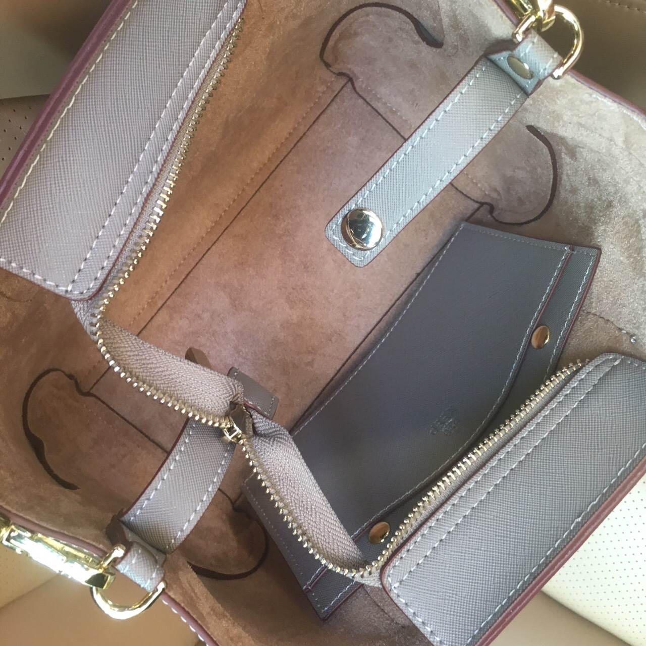 KEEP รุ่น COZY สวย ตอบโจทย์ ด้วยรูปทรงที่ เรียบหรู ทรงกระเป๋า ปรับได้ 2 แบบ เก็บทรง หรือ ขยายทรงได้ ตอบโจทย์ทุกการใช้งาน หนังกระเป๋า Saffiano อย่างดี ภายใน บุด้วย ผ้า Craft เอกลักษณ์เฉพาะ ทำให้ กระเป๋าเบา และ เพิ่มความสวยงาม ภายใน ทำช่อง แยก เฉพาะ สำหรับเ