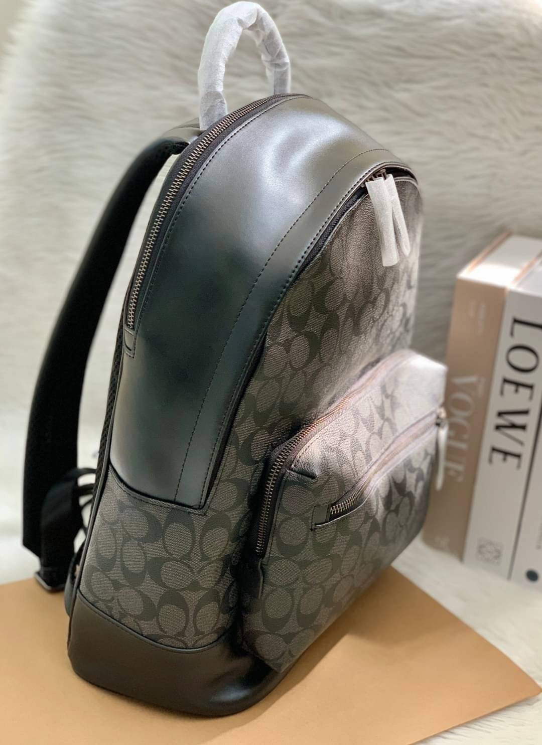 OUTLET 】New in!! 🌈ใบใหญ่ คุ้มค่าทีเดียวค่ะ🌈 COACH WEST BACKPACK IN SIGNATURE((2736)) พร้อมส่งที่ไทย สินค้าเข้าใหม่ค่ะ!! กระเป๋าสะพายหลัง มีหูหิ้ว หนังแท้นิ่ม ใบใหญ่ใส่จุมากกค่า! มีช่องซิปตอนหน้า2ช่อง; ช่องหลัก2ช่องใหญ่ โล่งลึก จุของได้มากท