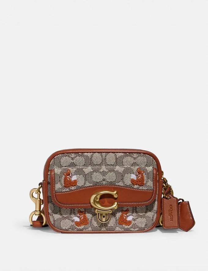 COACH C7764 STUDIO CAMERA BAG 19 IN SIGNATURE TEXTILE JACQUARD WITH CREATURES น้องเล็กใหม่สุดอีกหนึ่ง!! ขนาดเล็กกะทัดรัด มาแบบเลิศๆหรูๆมากแม่ พร้อมเทกเจอร์สุดคิ้วท์!! กระเป๋าสะพายข้างลุคไฮน์ ที่ดีไซน์ออกมาได้ปัง และดูแพงมากๆ ด้วยดีเทลคลาสสิคผสานความเป็นเอ