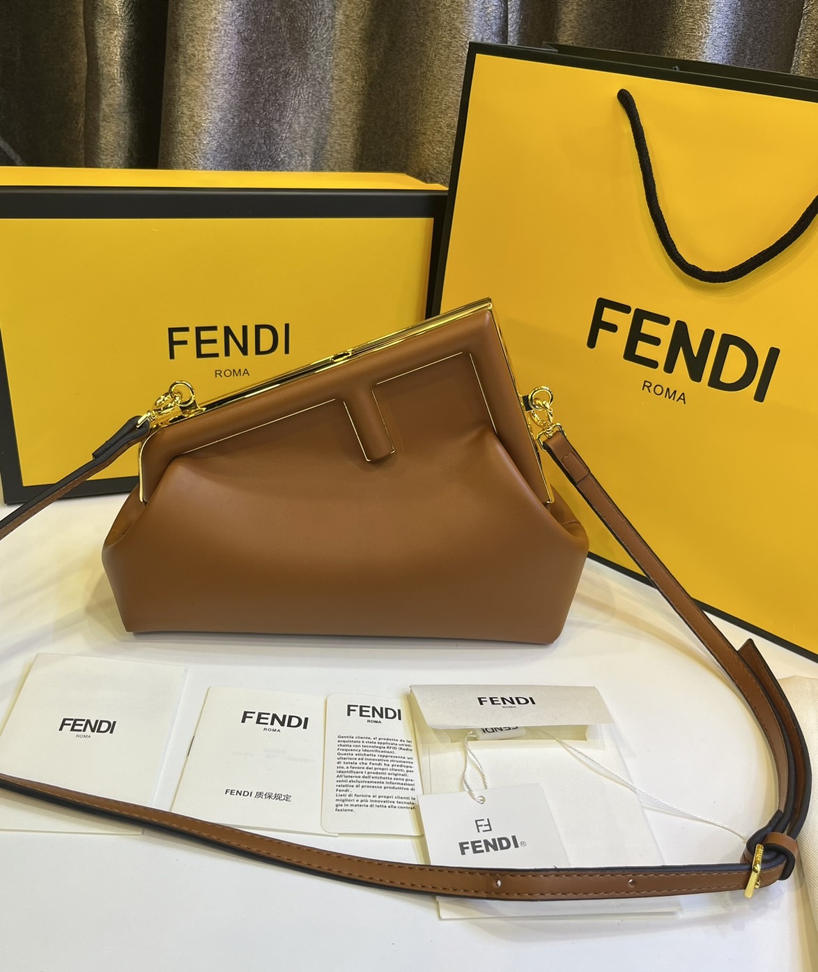 พร้อมส่ง 6 สี FENDI First Midi bag กระเป๋าทรงคลัชมาพร้อมสายสะพาย รูปลักษณ์สวยงามทันสมัย 🧡 เกรดออริจินอล 1:1 สลับแท้ ใช้งานต่างประเทศได้