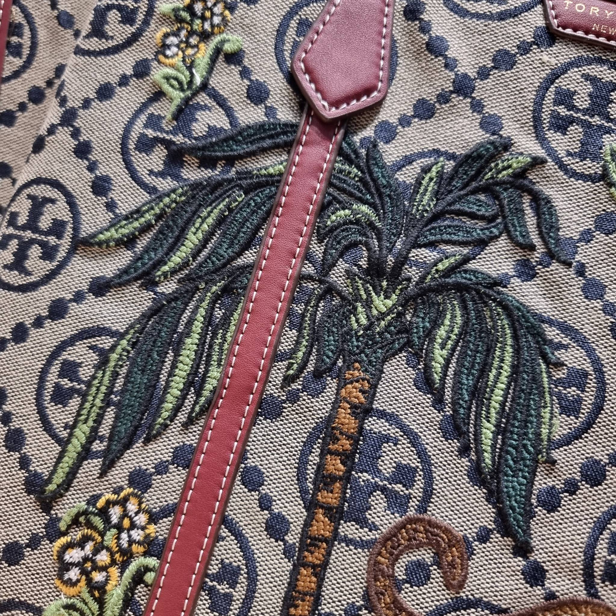 TORY TOTE BAG / TORY BURCH PERRY EMBROIDERED T MONOGRAM TRIPLE-COMPARTMENT TOTE BAG ใหม่ล่าสุด กับกระเป๋าทรงโท้ทใบใหญ่ ลวดลายโมโนแกรมสุดคลาสสิคที่ถูกดีไซน์รังสรรค์ด้วยงานปักสุดชิค น่าใช้ใจฟูแค่แรกเห็น ดีเทลดีงาม หูสะพายในตัว สะพายไหล่ได้แบบชิลๆ