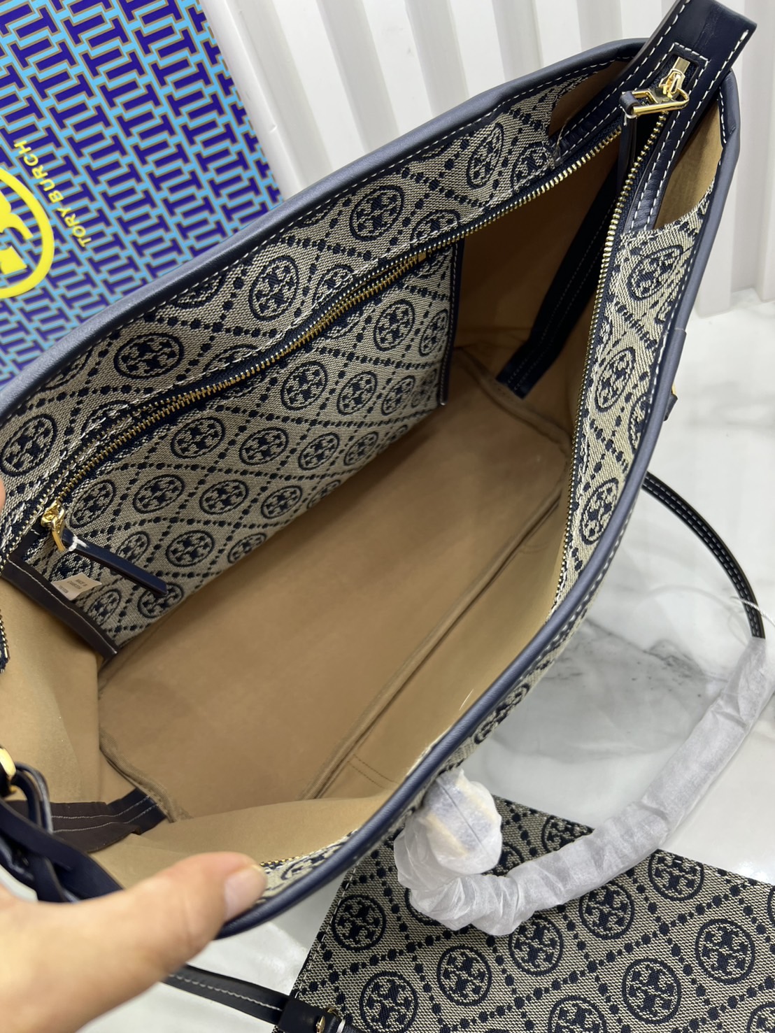 ORI หนังแท้ | Tory Burch T Monogram zip tote bag กระเป๋าทรงโท้ทใบใหญ่ทรงกว้างพร้อมใบเล็กเข้าเซ็ท ดีไซน์สายหนังแต่งคาดหน้า ตัวงานผ้าแจ็คการ์ดตัดขอบหนัง เดอะเบสท์ เซลเลอร์!!