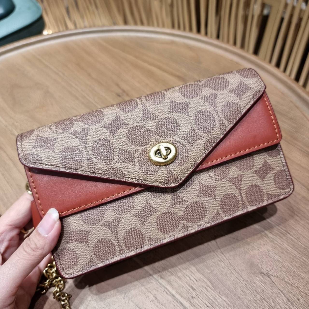 COACH C0838 ASTER CROSSBODY IN SIGNATURE CANVAS คอลเลคชั่นใหม่ล่าสุด กระเป๋าสะพายสวยอยู่ทรง ดีไซน์ไม่ซ้ำใคร จะสายคุณหนู สายถ่ายรูป ได้ใบนี้ไปยังไงก็ปังเว่อร์!! วัสดุหนังแคนวาสเคลือบลายสลับหนังแท้ เปิด-ปิดด้วยตัวบิดล็อค ชั้นในมีฝากระดุมปิดช่องย่อยอีกช่อง แ