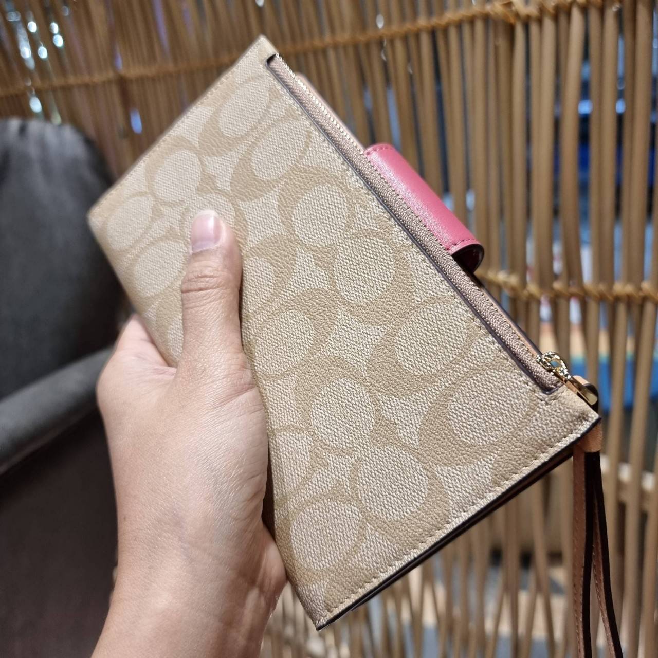 พร้อมส่ง 7 สี COACH C2874 TECH WALLET IN COLORBLOCK SIGNATURE CANVAS จัดให้สีใหม่ก่อนใคร!! ดีไซน์ใหม่ คอลเลคชั่นสวยหรู กระเป๋าสตางค์พร้อมสายคล้องมือ ง่ายต่อชีวิตมากจ้า!! มันดีอะไรเบอร์นี้ ใส่ได้ทั้งบัตร และโทรศัพท์ก็ใส่ได้ทุกรุ่น แถมยังมีช่องซิปแยกไปอีก ช