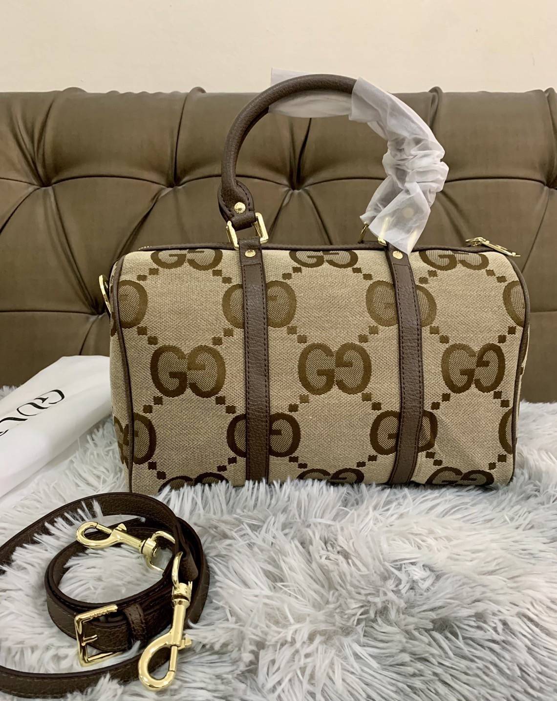 VIP 🥂 Gucci Vintage Web Boston Bag / Gucci Travel กระเป๋าทรงหมอนยอดนิยม สำหรับสาวๆ ผู้รักการพกพาของเยอะๆ ไปไหนมาไหนตลอดเวลา เหมาะใช้ทั้งในชีวิตประจำวันหรือใช้เป็นกระเป๋าเดินทางก็ได้ โดดเด่นด้วยลวดลายซิกเนเจอGucci วัสดุcalfskin อะไหล่ทอง ขนาดกำลังด