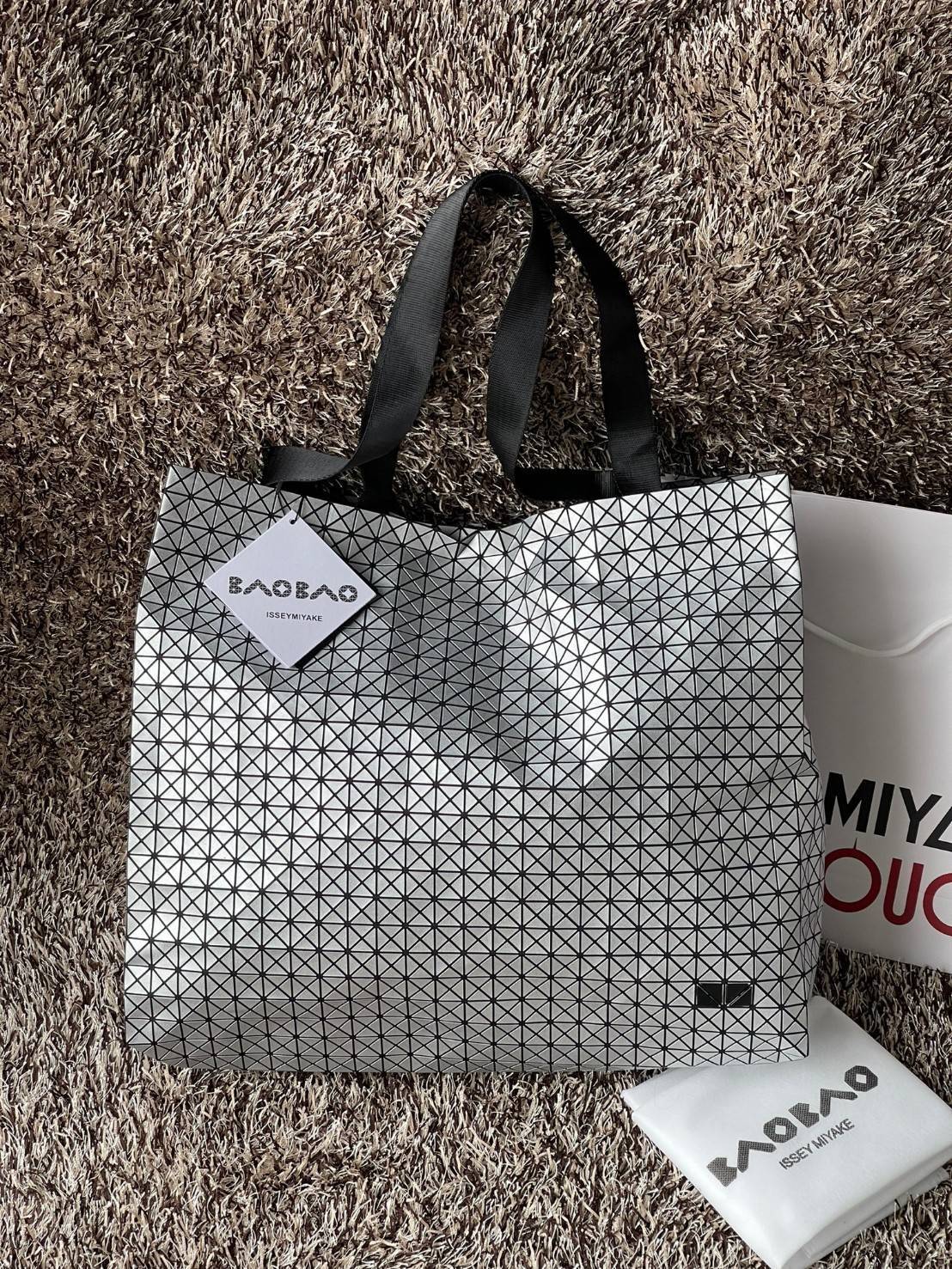 ORI 🥂 Baobao Issey Miyake Cart geometric tote bag / Miyake Cart Tote Bag รูปทรงที่สร้างขึ้นโดยบังเอิญ' เสื้อผ้าที่มีโครงสร้างและได้รับการออกแบบทางวิศวกรรมอันเป็นเอกลักษณ์ของแบรนด์ ส่งต่อไปยังเครื่องประดับที่น่าประทับใจและไร้กาลเวลาเหล่านี้ กร